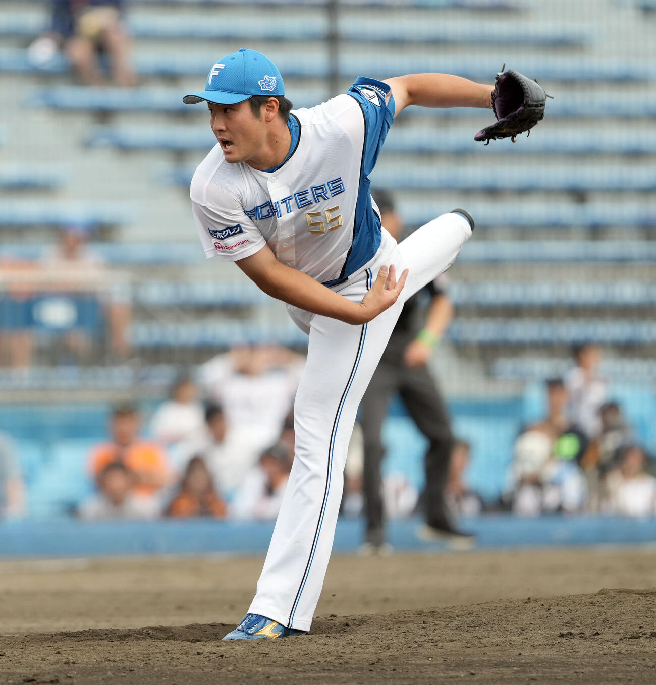 日本ハム対巨人　5回表巨人1死一、三塁、マウンドに上がった日本ハム菊地大稀（撮影・たえ見朱実）
