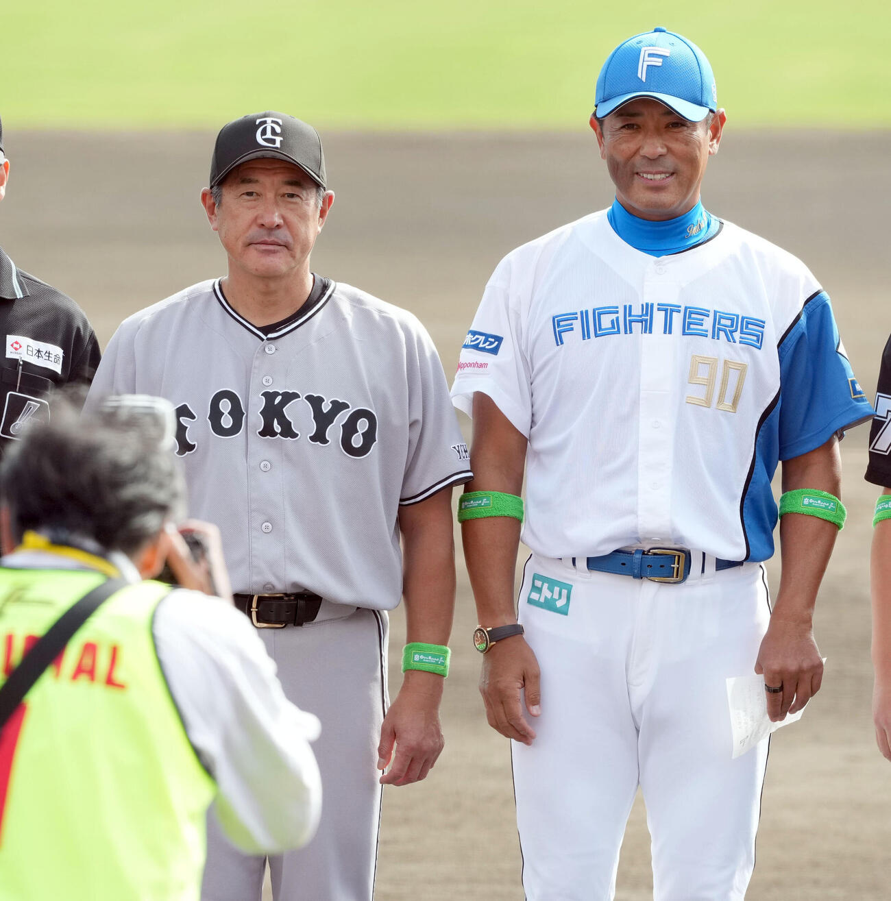 日本ハム対巨人　記念撮影に納まる巨人石井琢朗2軍監督（左）と日本ハム稲葉篤紀2軍監督（撮影・たえ見朱実）