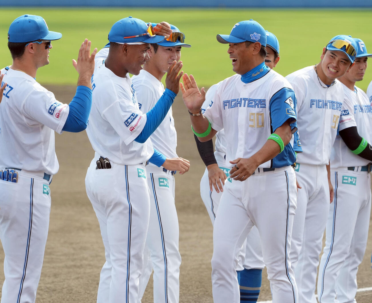 日本ハム対巨人　ナインとハイタッチする日本ハム稲葉篤紀2軍監督（撮影・たえ見朱実）