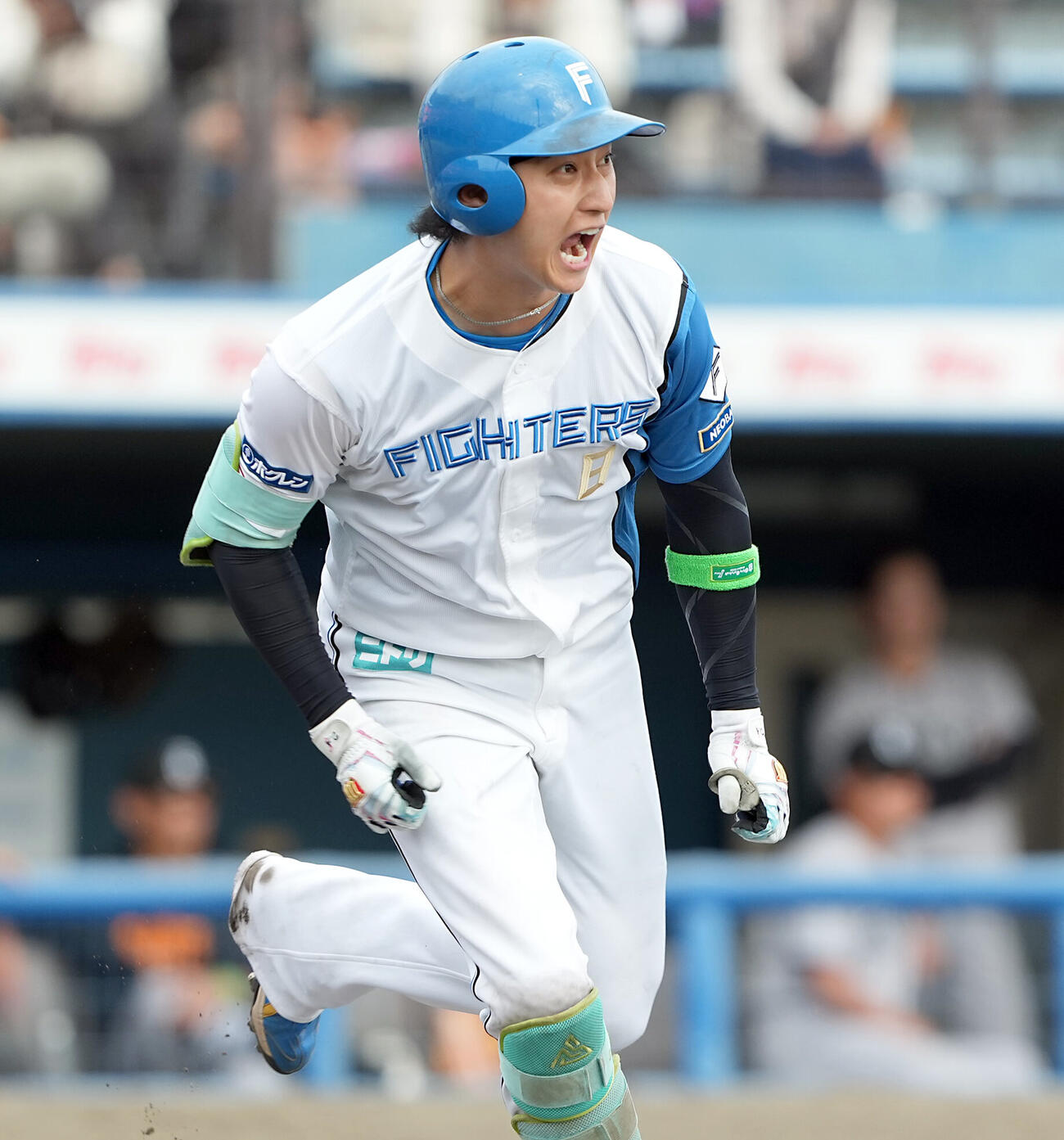 日本ハム対巨人　4回裏日本ハム1死二、三塁、2点適時二塁打を放ちほえる浅間大基（撮影・たえ見朱実）
