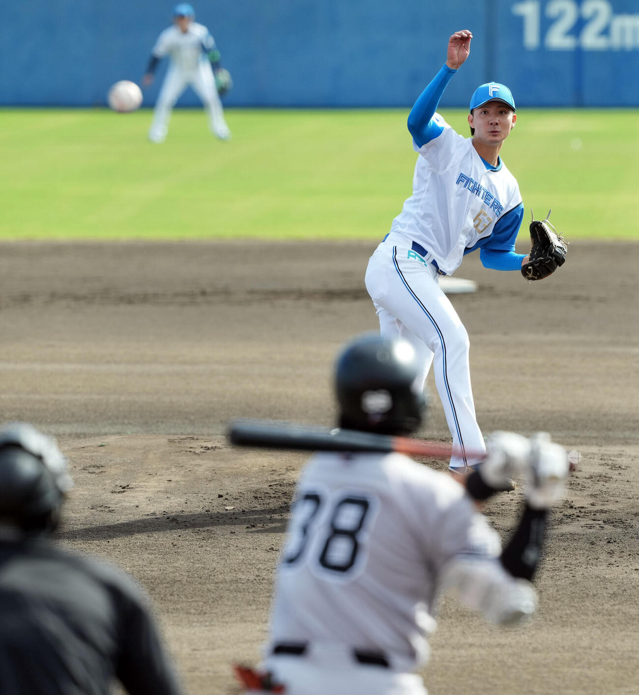 日本ハム対巨人　1回表巨人2死満塁、岡田悠希を投ゴロに仕留める日本ハムの先発山城航太郎（撮影・たえ見朱実）