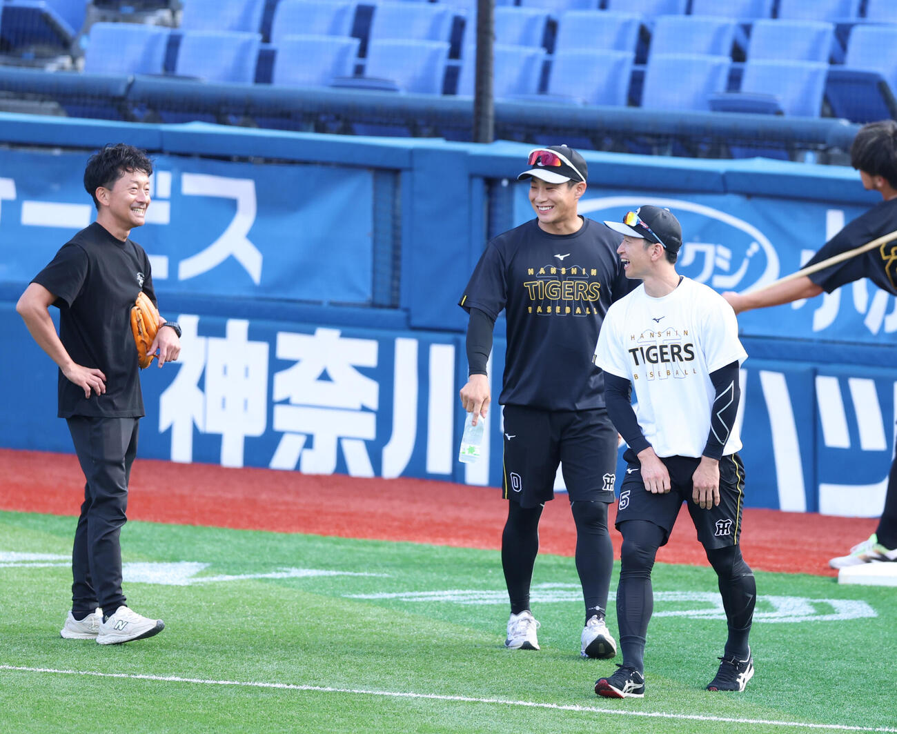 DeNA対阪神　アップ中、笑顔を見せる阪神木浪聖也（左）と近本光司（撮影・増田悦実）