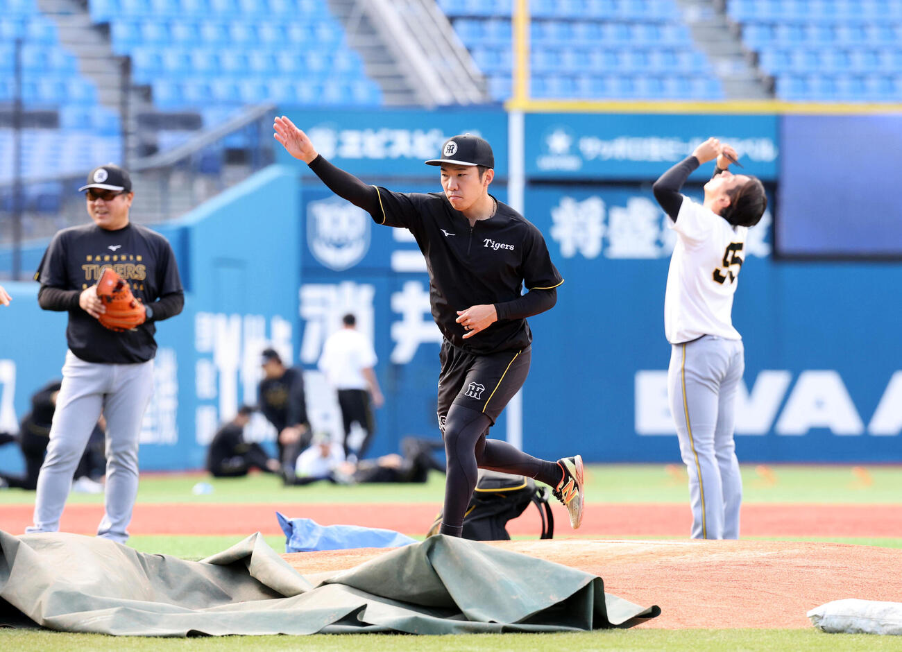DeNA対阪神　マウンド確認する阪神石井大智（撮影・浅見桂子）