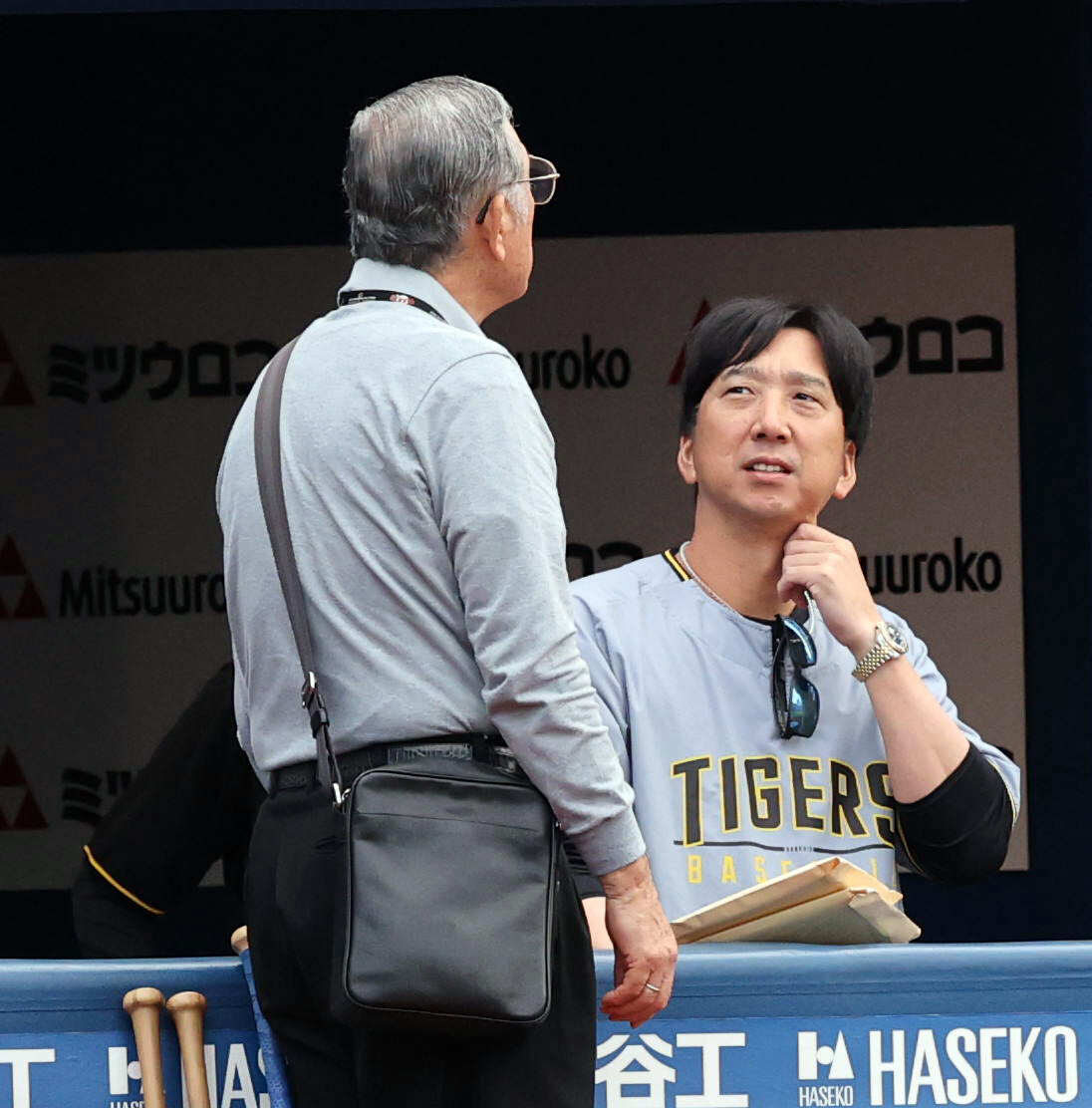 DeNA対阪神　試合前、村上雅則氏（手前）と話す阪神藤川球児監督（撮影・浅見桂子）