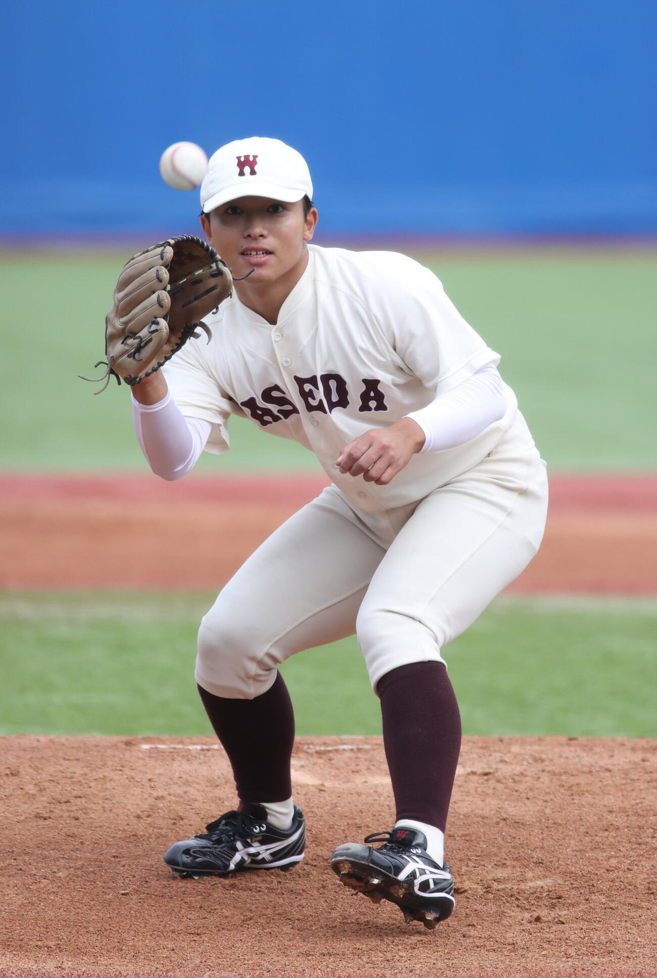早大対東大　1回裏東大1死、明石健の投ゴロを捕る香西一希（撮影・柴田隆二）