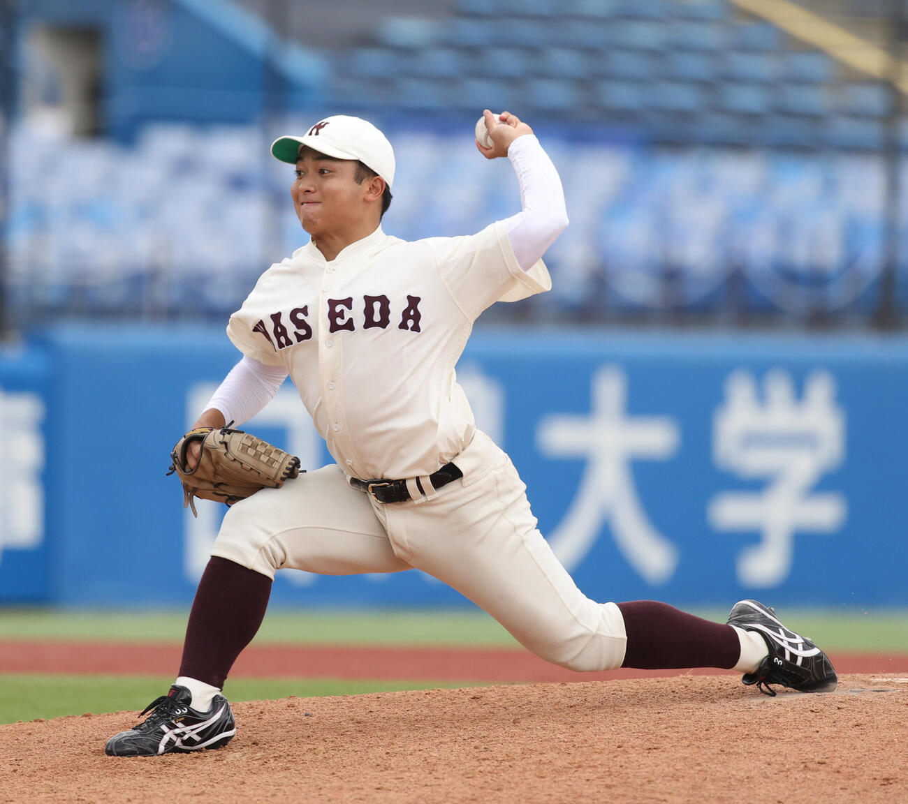 早大対東大　力投する早大先発の香西一希（撮影・柴田隆二）