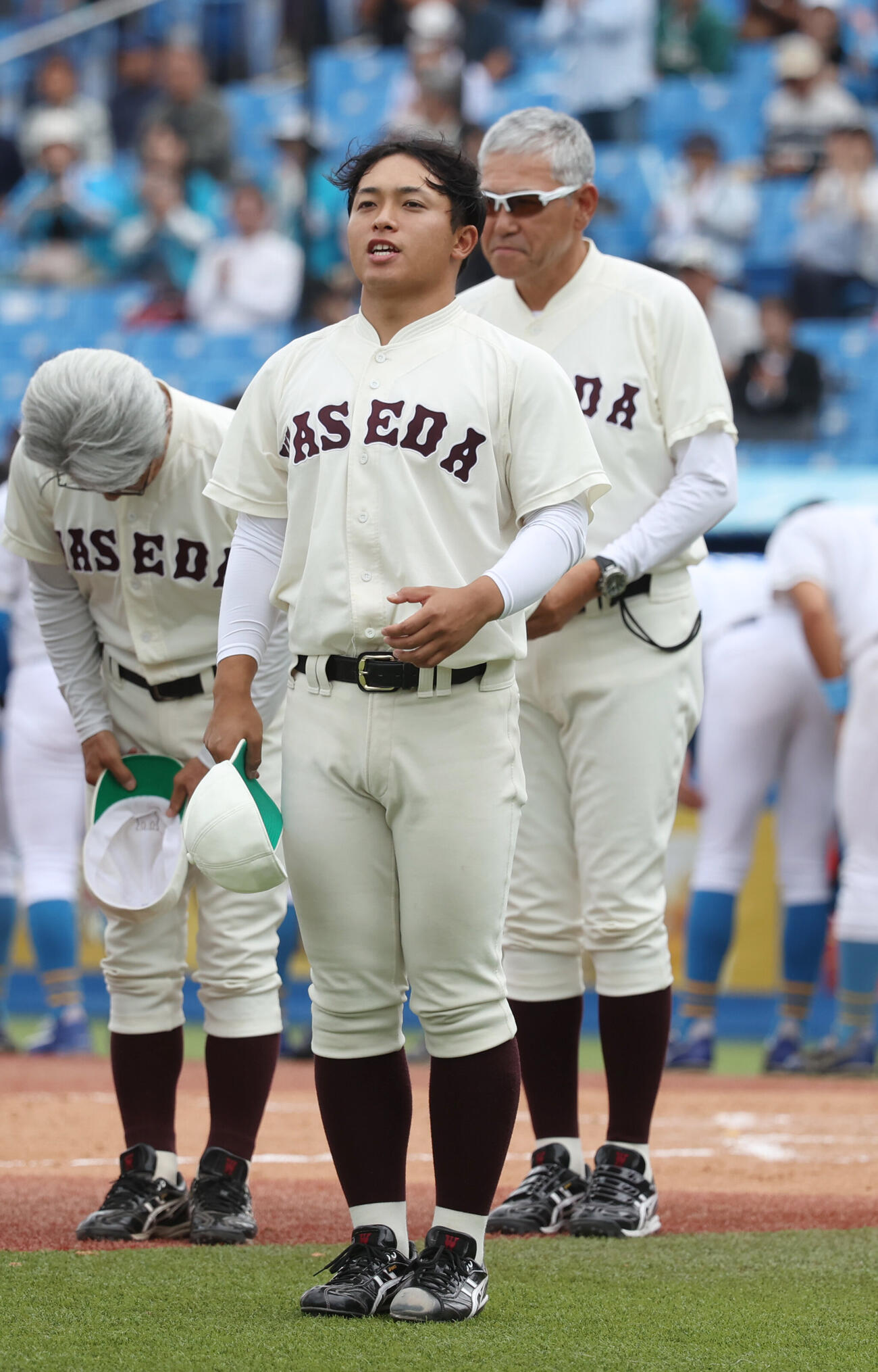 早大対東大　勝利しあいさつする早大・香西一希主将。後方は小宮山悟監督（撮影・柴田隆二）
