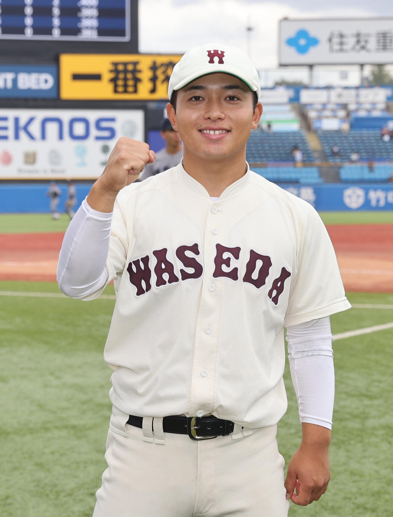 早大対東大　勝利投手の早大・香西一希はガッツポーズ（撮影・柴田隆二）