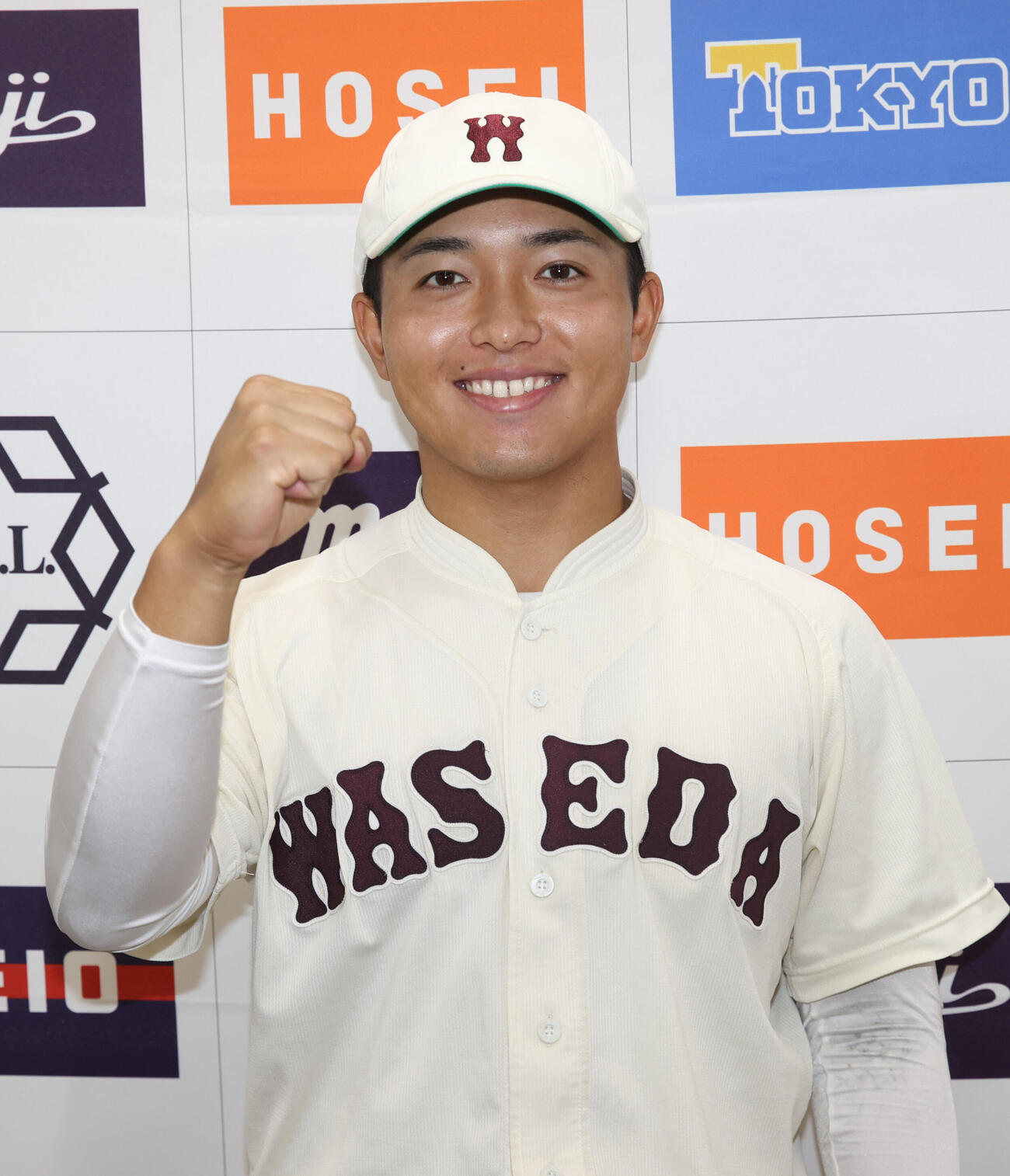 早大対東大　勝利投手の早大・香西一希はガッツポーズする（撮影・柴田隆二）
