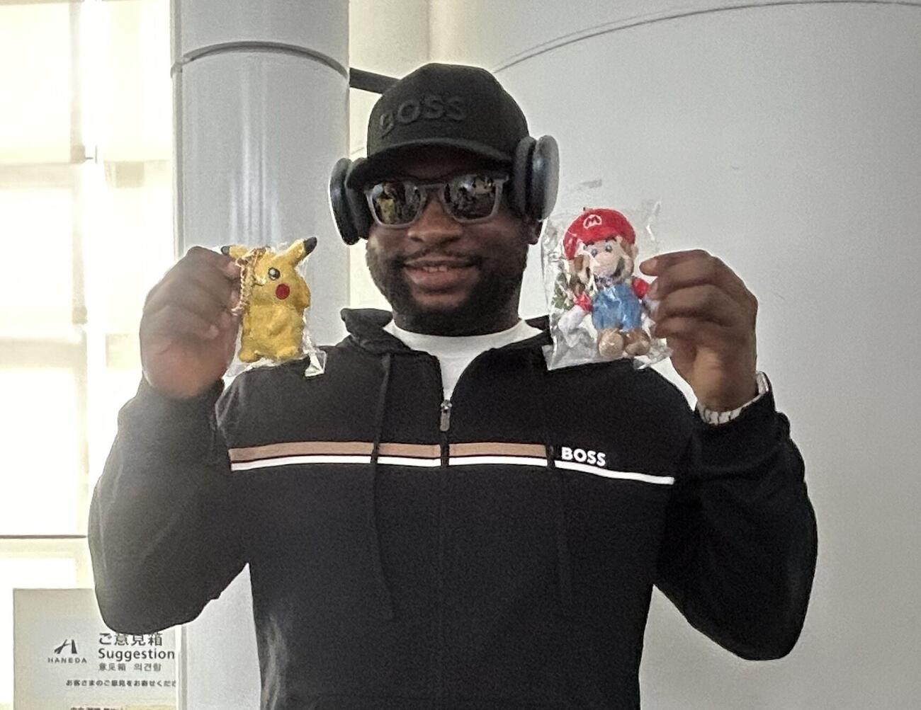 ファンからもらったピカチュウとマリオのぬいぐるみを手に母国ドミニカへ帰国の途につく中日サノー