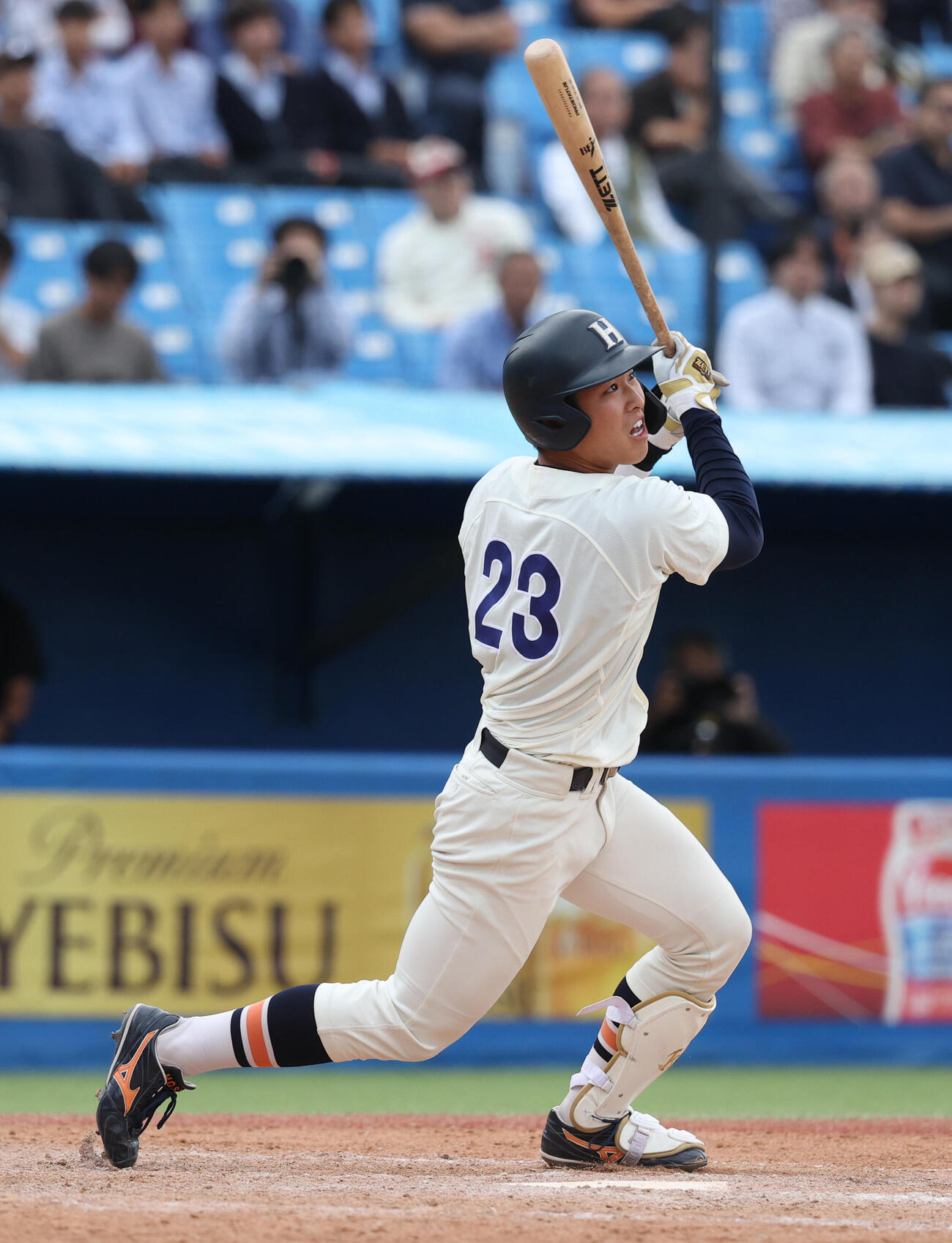 慶大対法大　8回裏法大1死満塁、代打只石貫太は2点適時二塁打を放つ（撮影・柴田隆二）