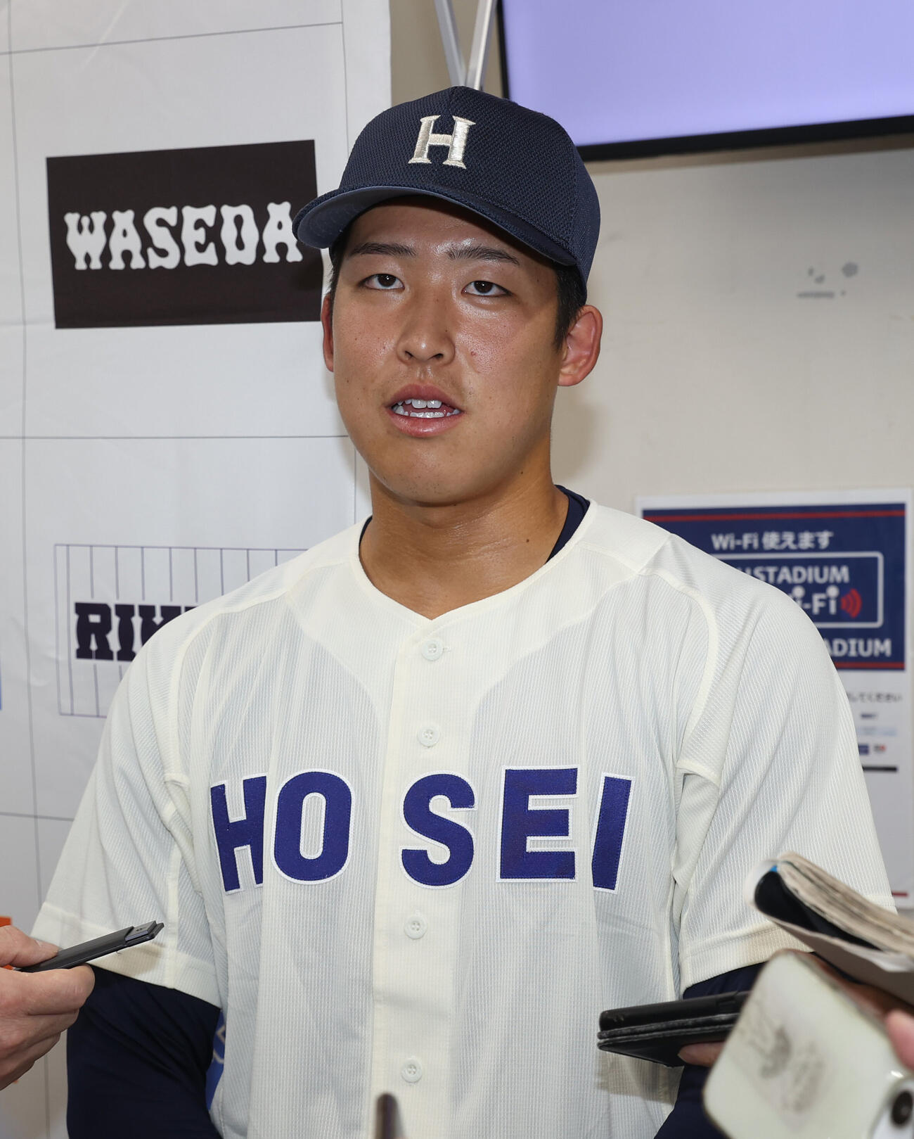慶大対法大　2点適時二塁打の代打・只石貫太は会見する（撮影・柴田隆二）