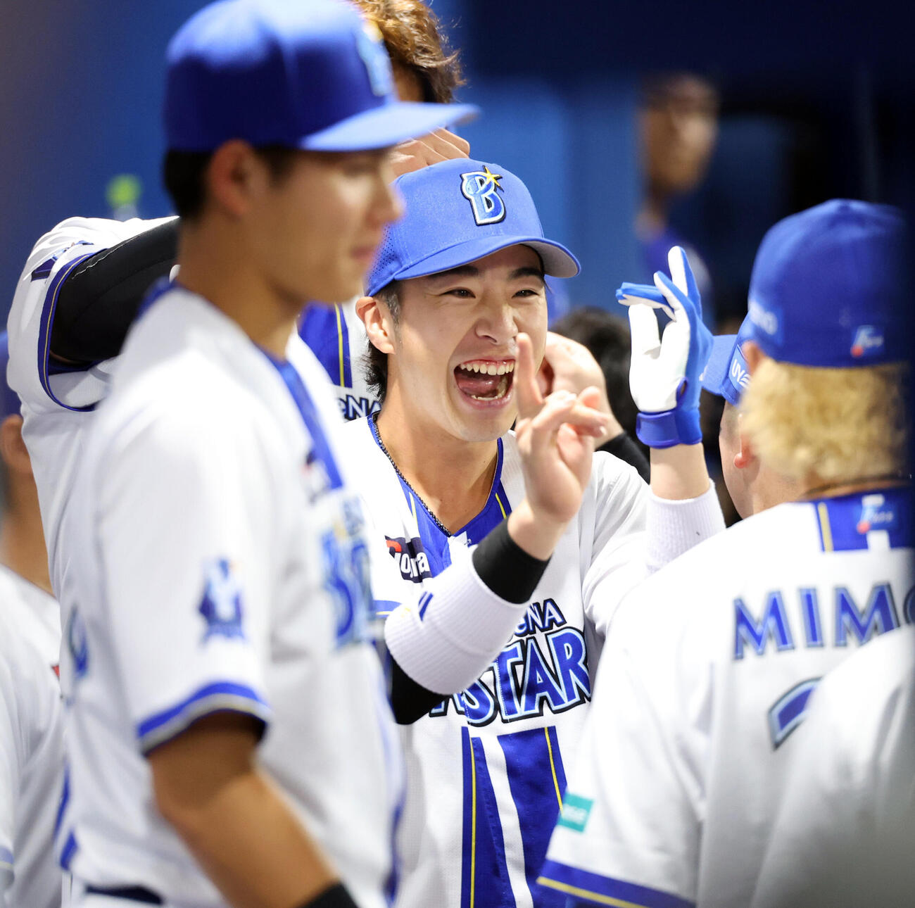 DeNA対阪神　試合開始直前、ベンチでナインと笑顔で気合を入れるDeNA度会隆輝（中央）（撮影・浅見桂子）