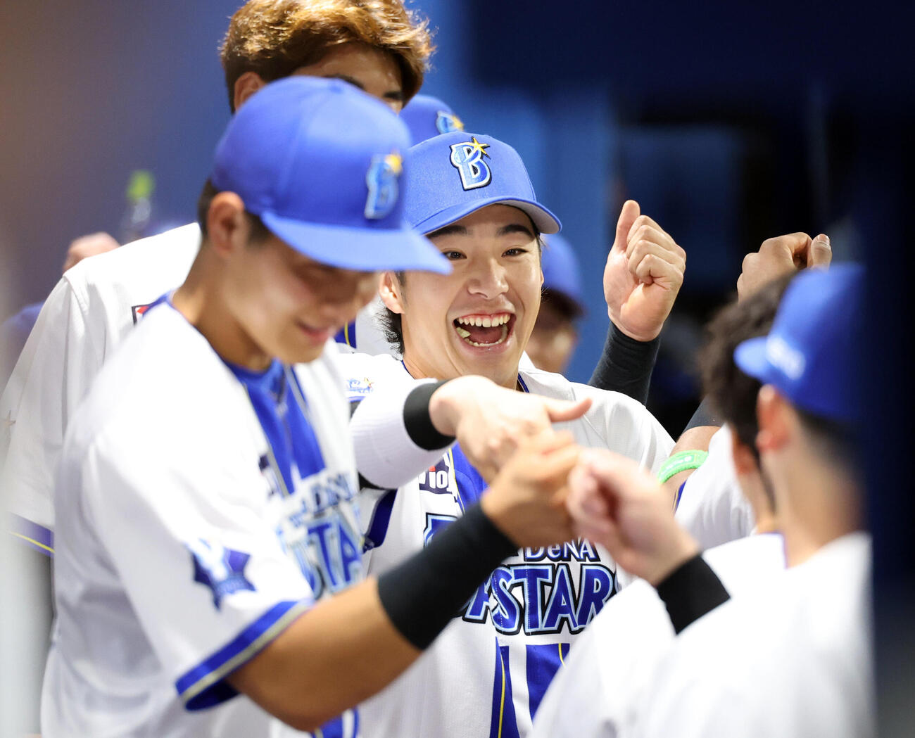 DeNA対阪神　試合開始直前、ベンチでナインと笑顔で気合を入れるDeNA度会隆輝（中央）（撮影・浅見桂子）