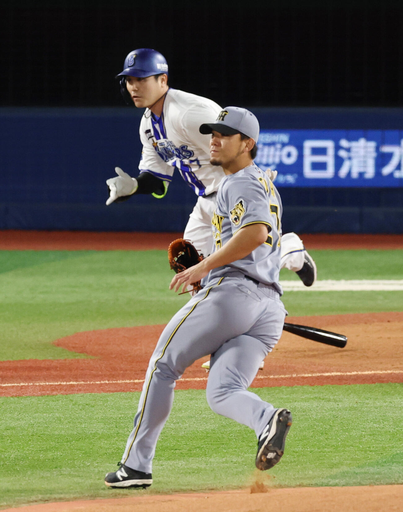 DeNA対阪神　1回裏DeNA2死一、二塁、佐野恵太に適時打を浴びる伊藤将司（撮影・増田悦実）