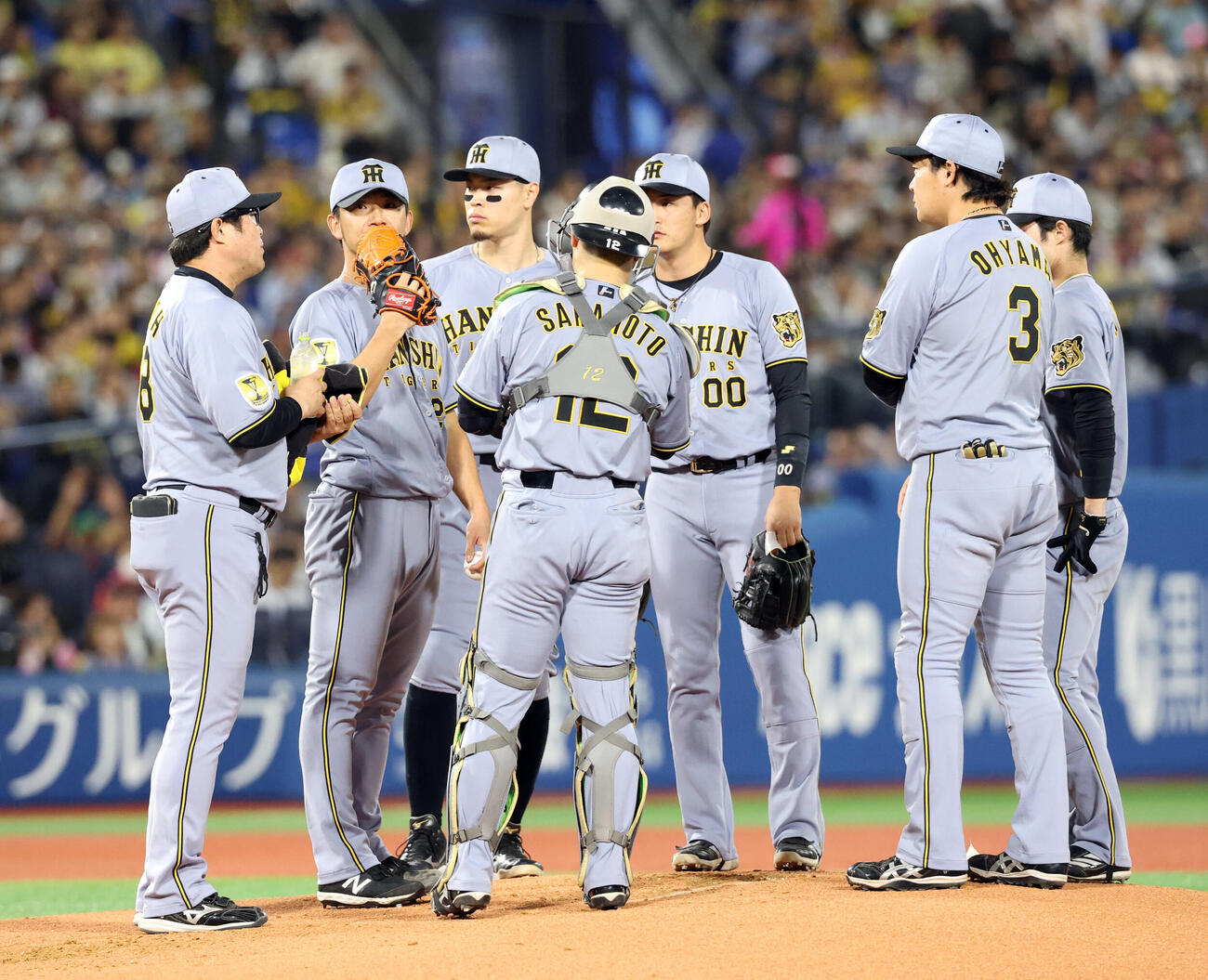 DeNA対阪神　1回裏DeNAに先制点を許し、伊藤将司（左から2人目）のもとに集まるナイン（撮影・浅見桂子）