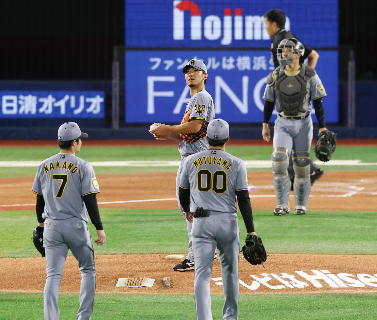 DeNA対阪神　1回裏DeNA2死一、二塁、先制されマウンドに集まる阪神ナイン（撮影・増田悦実）