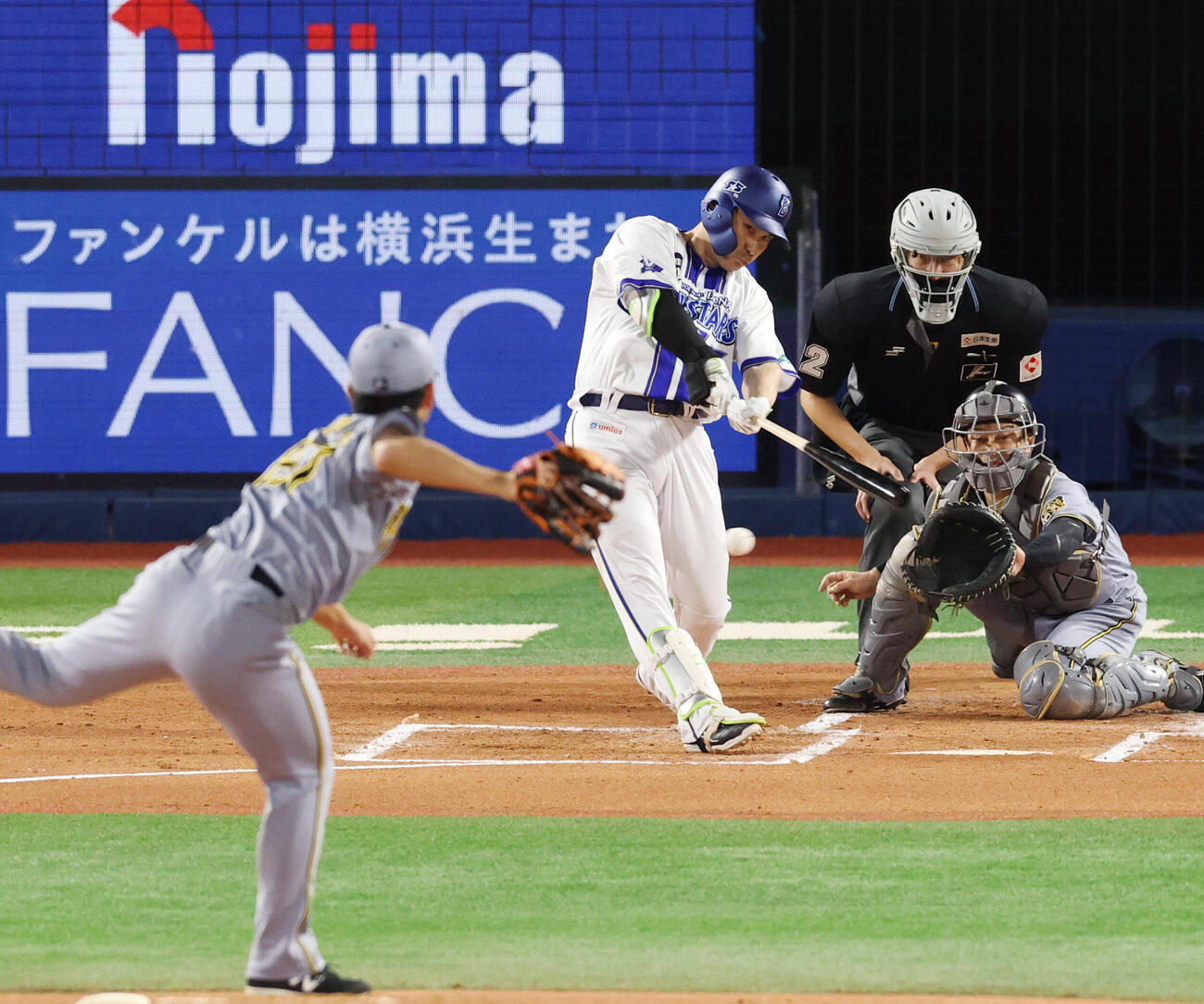 DeNA対阪神　1回裏DeNA2死一、二塁、先制適時打を放つ佐野恵太。投手伊藤将司（撮影・増田悦実）