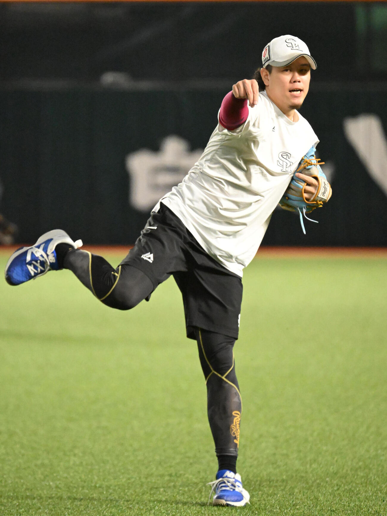 キャッチボールを行うソフトバンク上茶谷大河（2026年9月撮影・林敢治）