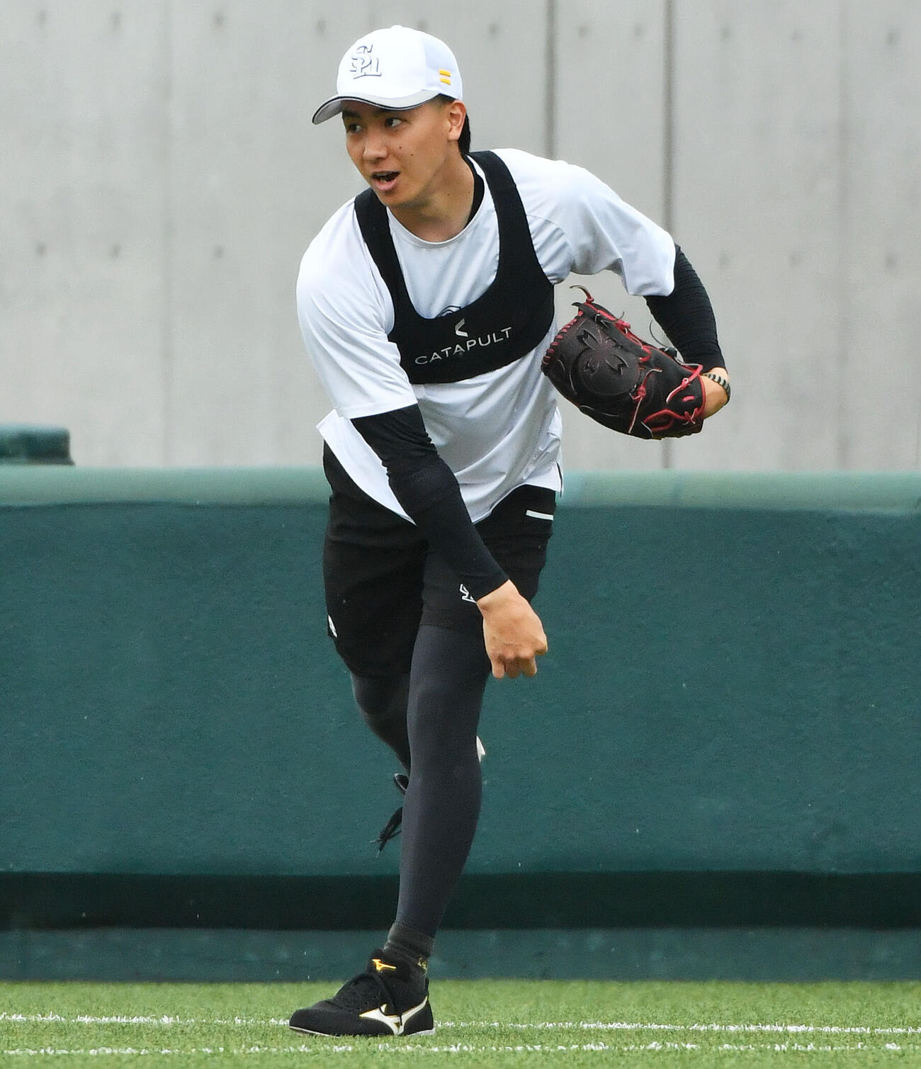キャッチボールを行うソフトバンク藤原大翔（撮影・岩下翔太）