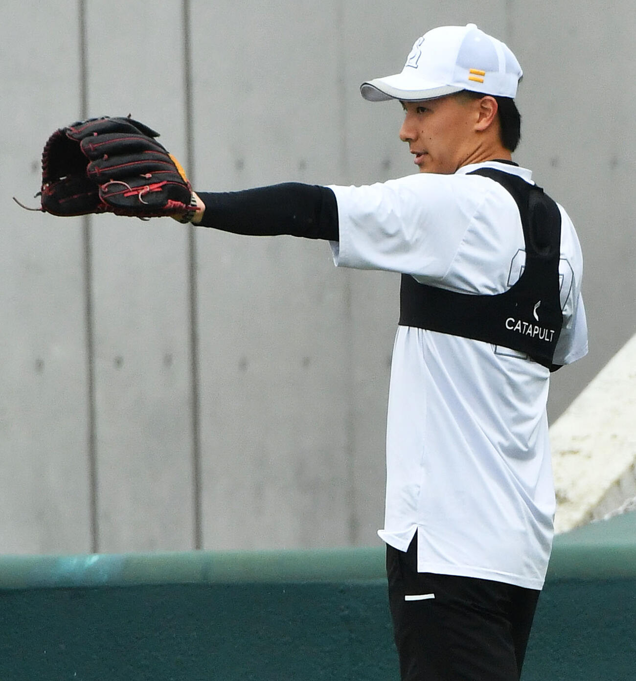 キャッチボールを行うソフトバンク藤原大翔（撮影・岩下翔太）