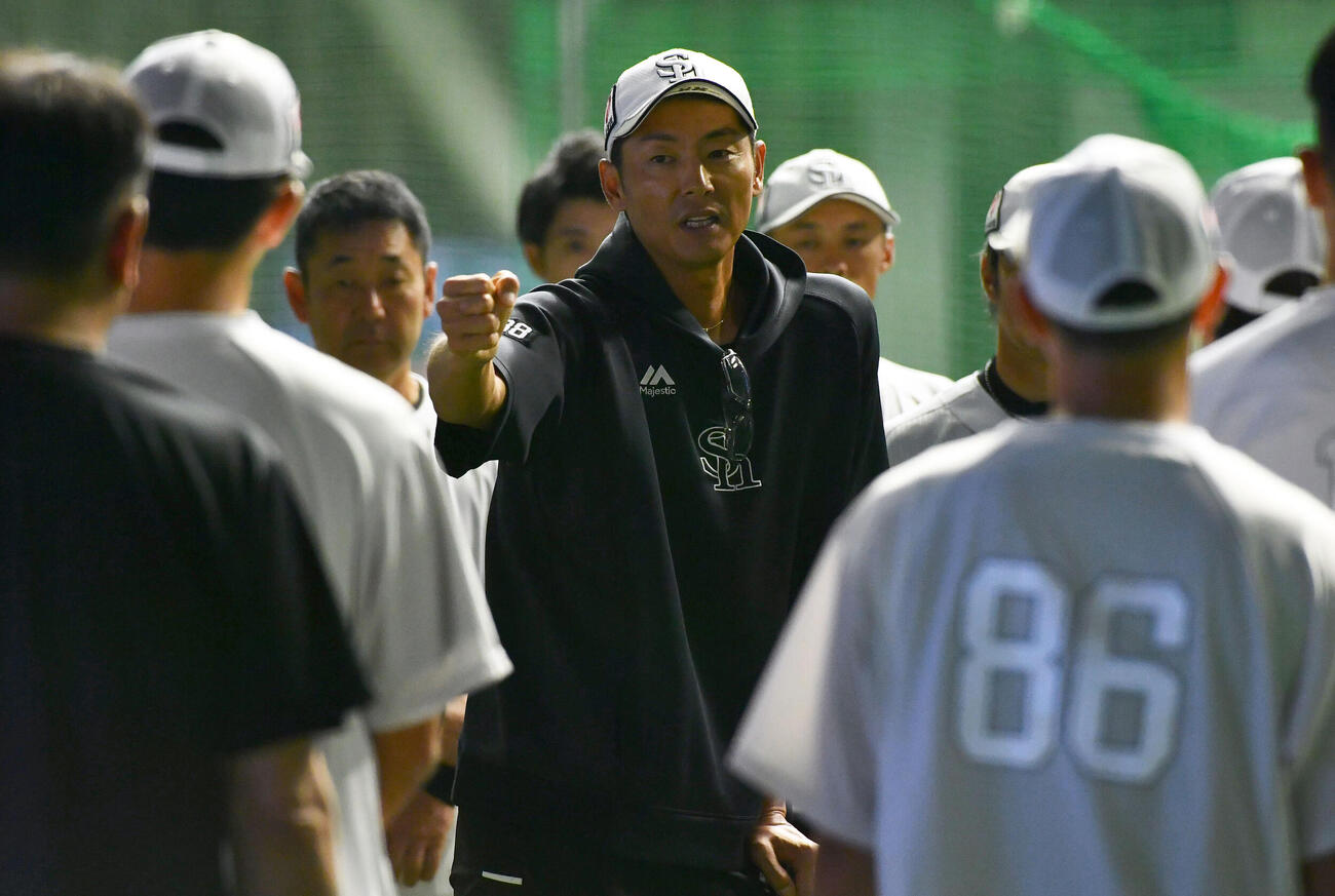 練習開始前に円陣でナインに話すソフトバンク斉藤和巳2軍監督（撮影・岩下翔太）