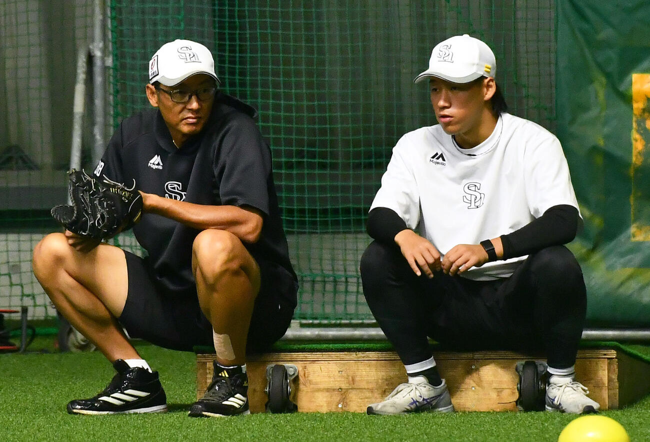 岩崎峻典（右）と話すソフトバンク斉藤和巳2軍監督（撮影・岩下翔太）