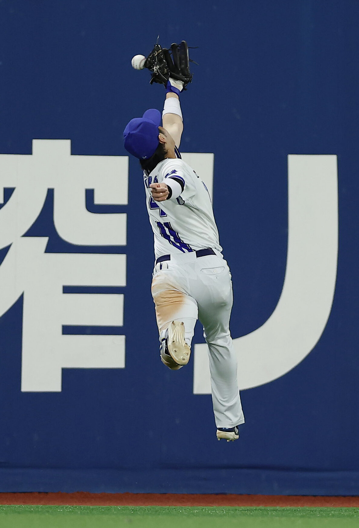 DeNA対阪神　4回表阪神2死一塁、大山悠輔の打球にグラブをのばすも届かず適時二塁打を許す左翼手度会隆輝（撮影・前田充）