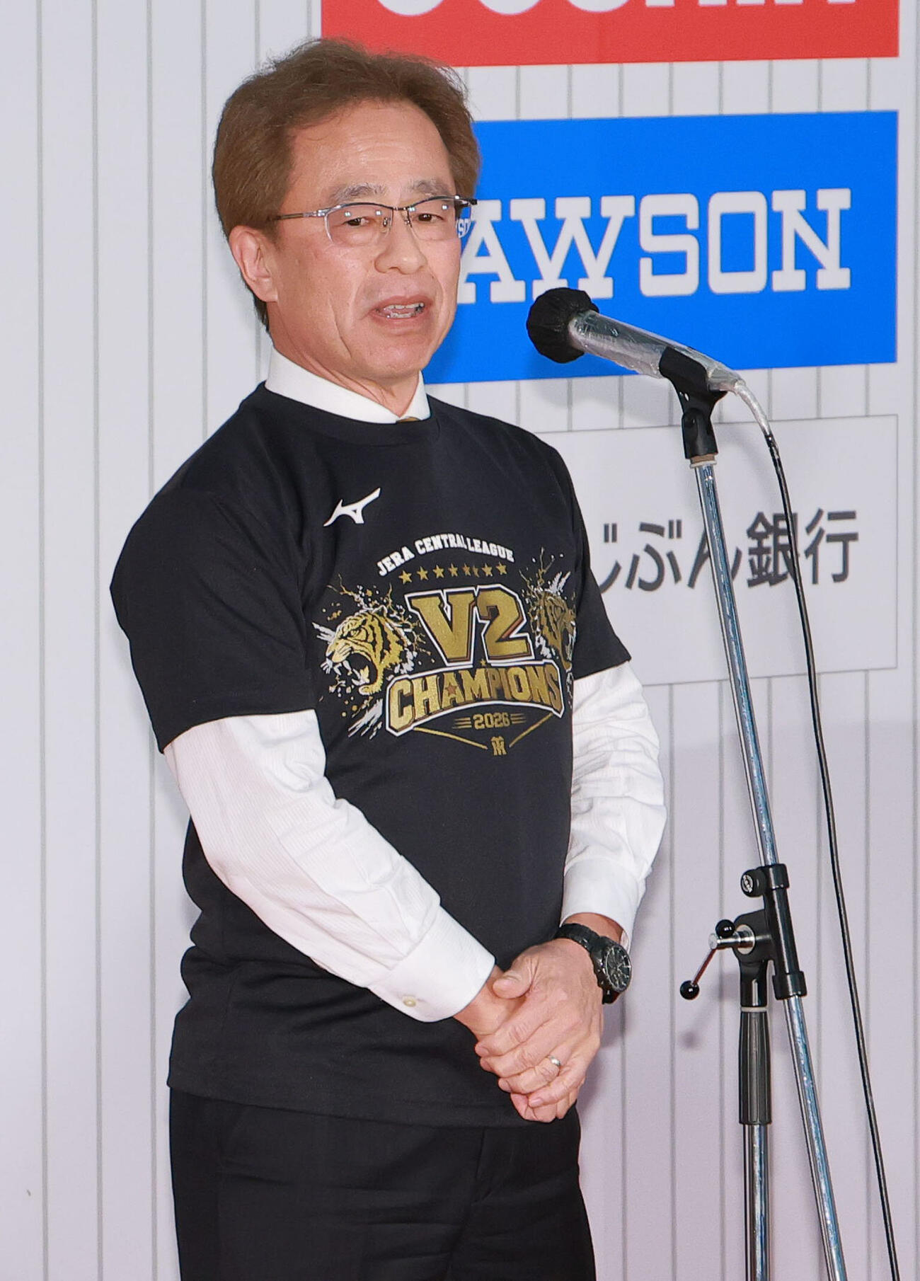 3日、祝勝会であいさつする阪神粟井一夫球団社長