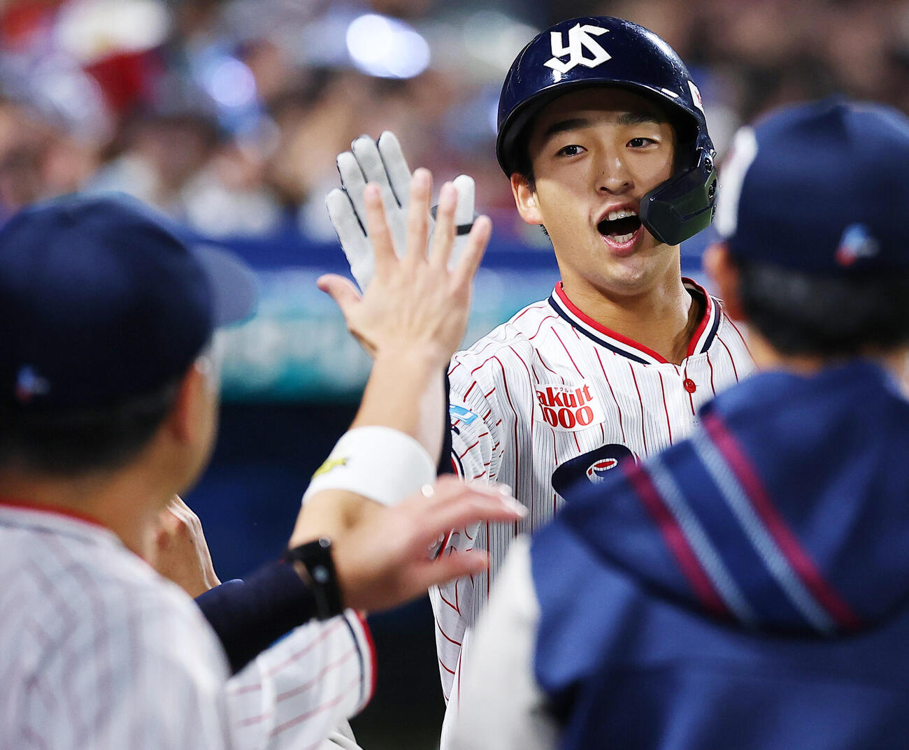 ヤクルト対広島　4回裏ヤクルト2死一、二塁、3点本塁打を放ち喜ぶチームメイトに迎えられる松下歩叶（撮影・野上伸悟）