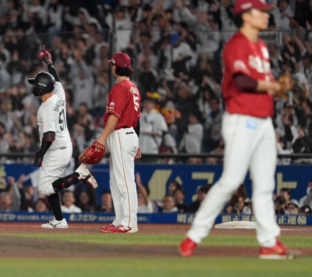 ロッテ対楽天　4回裏ロッテ無死一塁、山口航輝は左越えに逆転の2点本塁打を放つ。右は楽天先発の早川隆久（撮影・小沢裕）