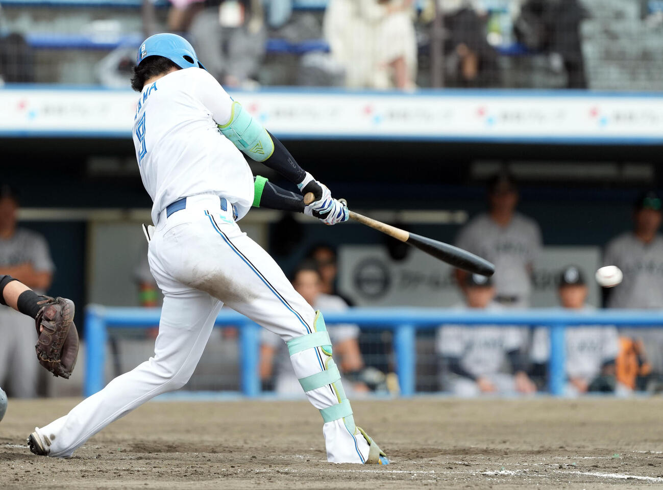 日本ハム対巨人　4回裏日本ハム1死二、三塁、2点適時二塁打を放つ浅間大基（撮影・たえ見朱実）