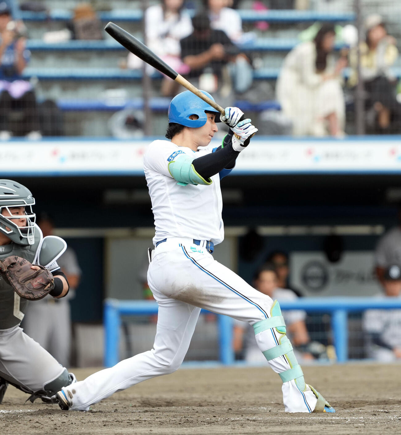 日本ハム対巨人　4回裏日本ハム1死二、三塁、2点適時二塁打を放つ浅間大基（撮影・たえ見朱実）