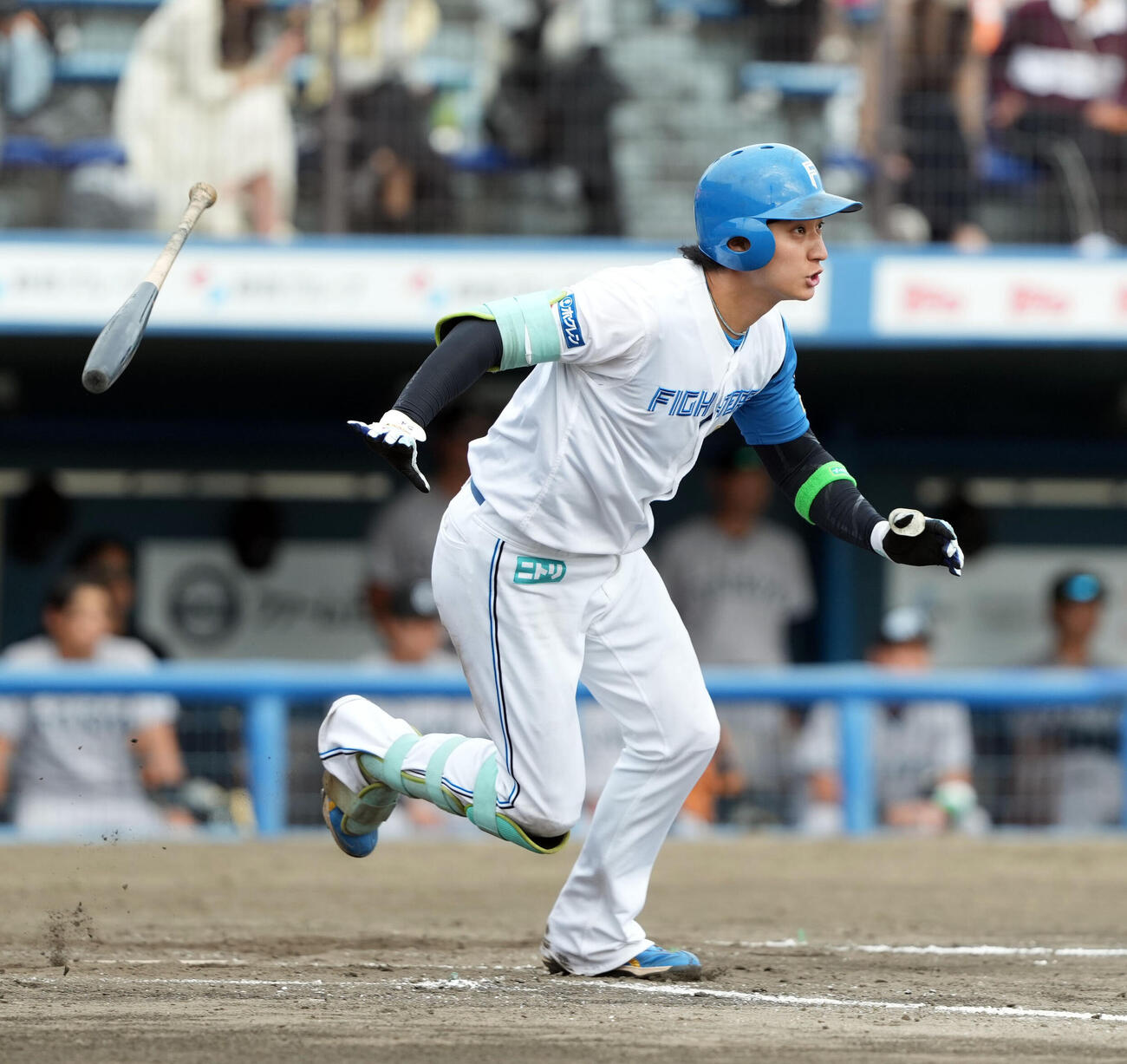 日本ハム対巨人　4回裏日本ハム1死二、三塁、2点適時二塁打を放つ浅間大基（撮影・たえ見朱実）