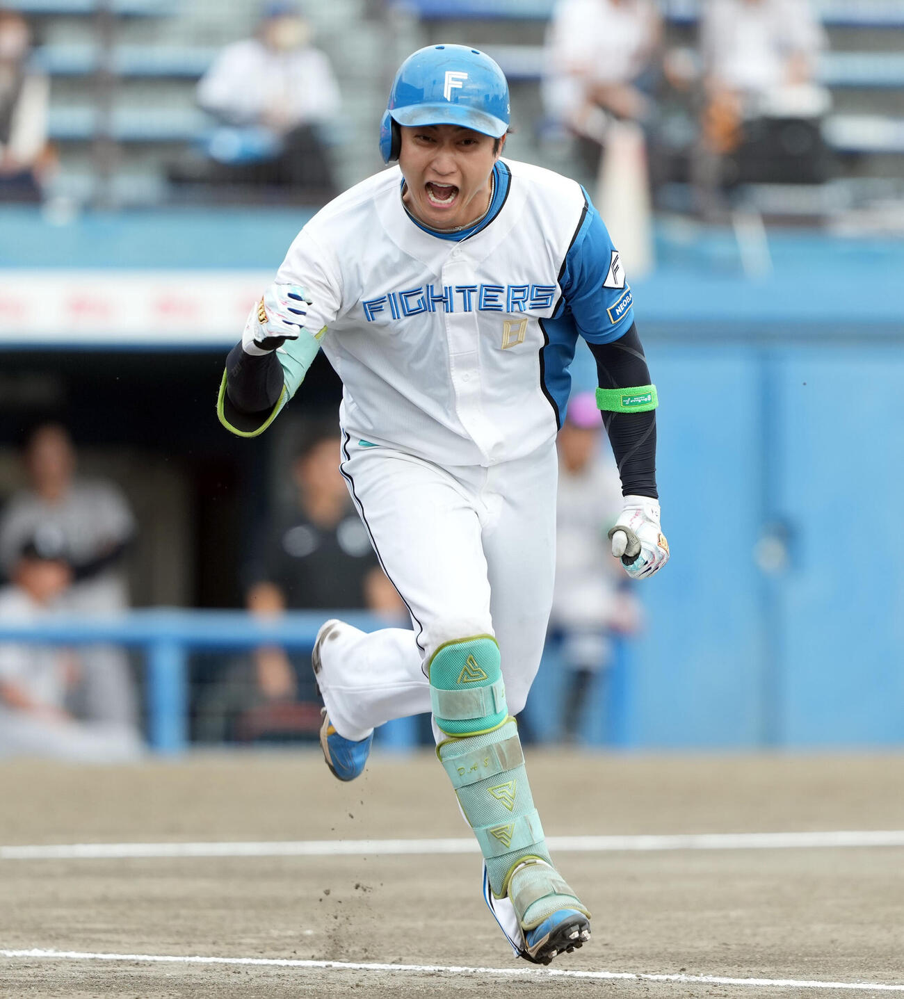 日本ハム対巨人　4回裏日本ハム1死二、三塁、2点適時二塁打を放ちほえる浅間大基（撮影・たえ見朱実）