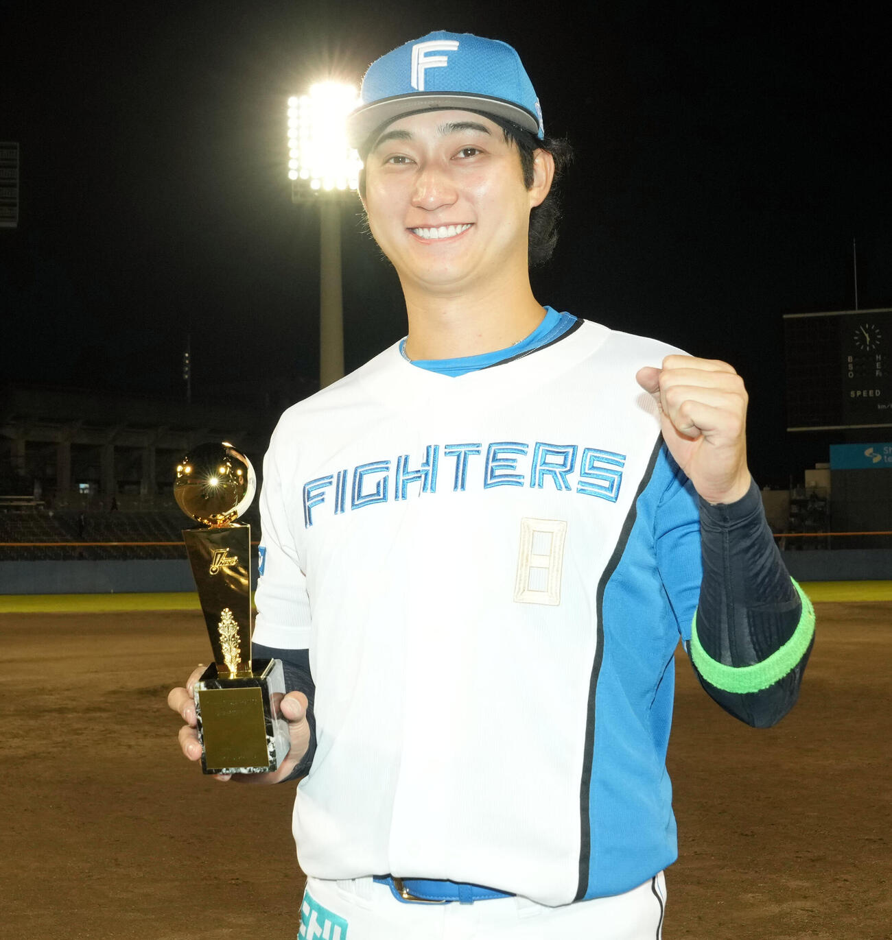 日本ハム対巨人　MVPに輝き笑顔を見せる日本ハム浅間大基（撮影・たえ見朱実）