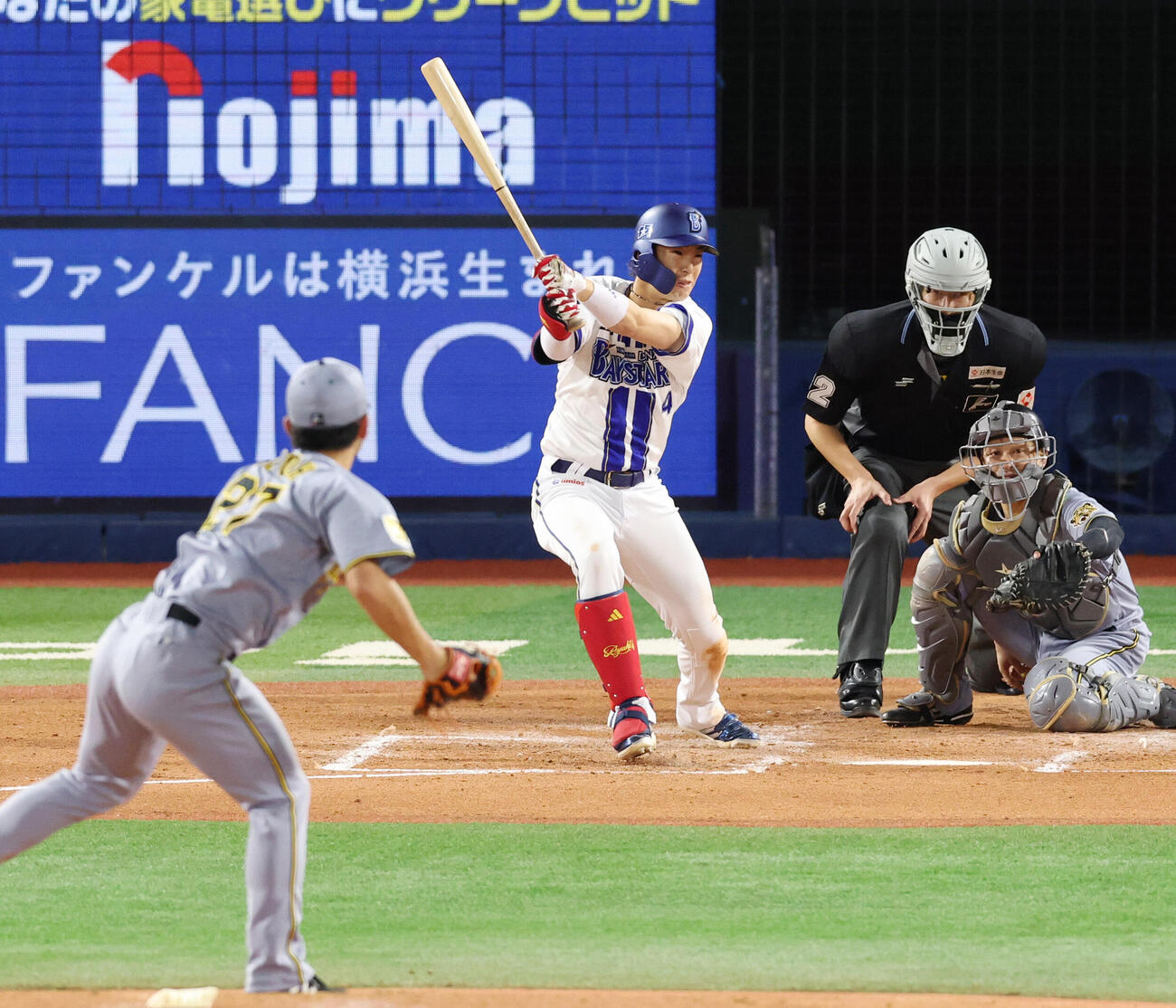DeNA対阪神　2回裏DeNA無死、安打を放つ度会隆輝。投手伊藤将司（撮影・増田悦実）