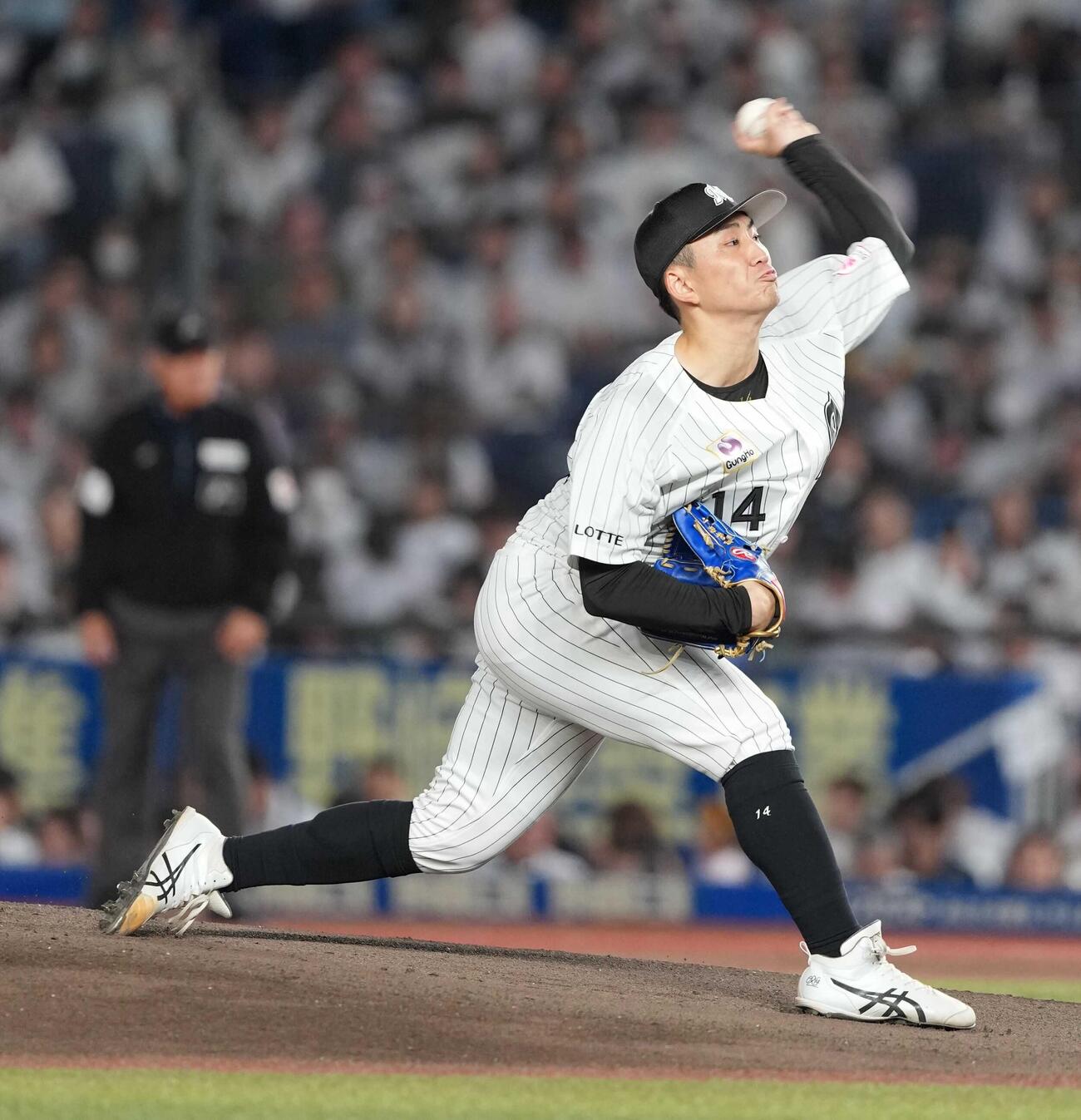 ロッテ対楽天　力投するロッテ先発の小島和哉（撮影・小沢裕）