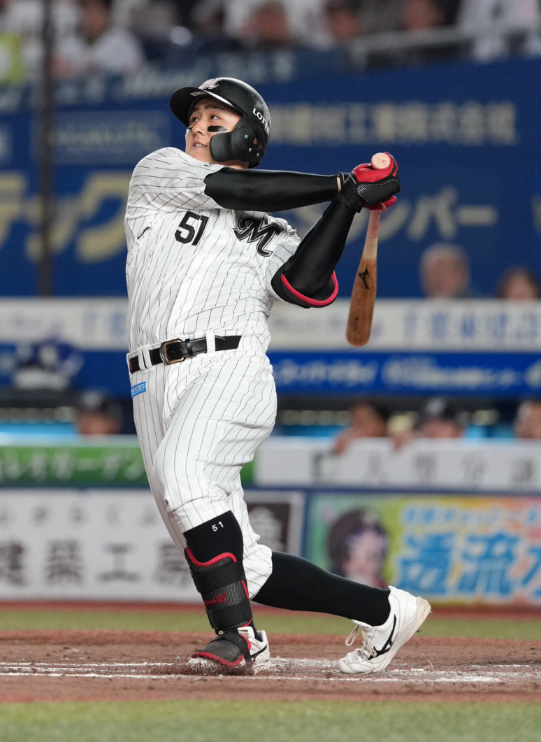 ロッテ対楽天　4回裏ロッテ無死一塁、山口航輝は左越えに2点本塁打を放つ（撮影・小沢裕）