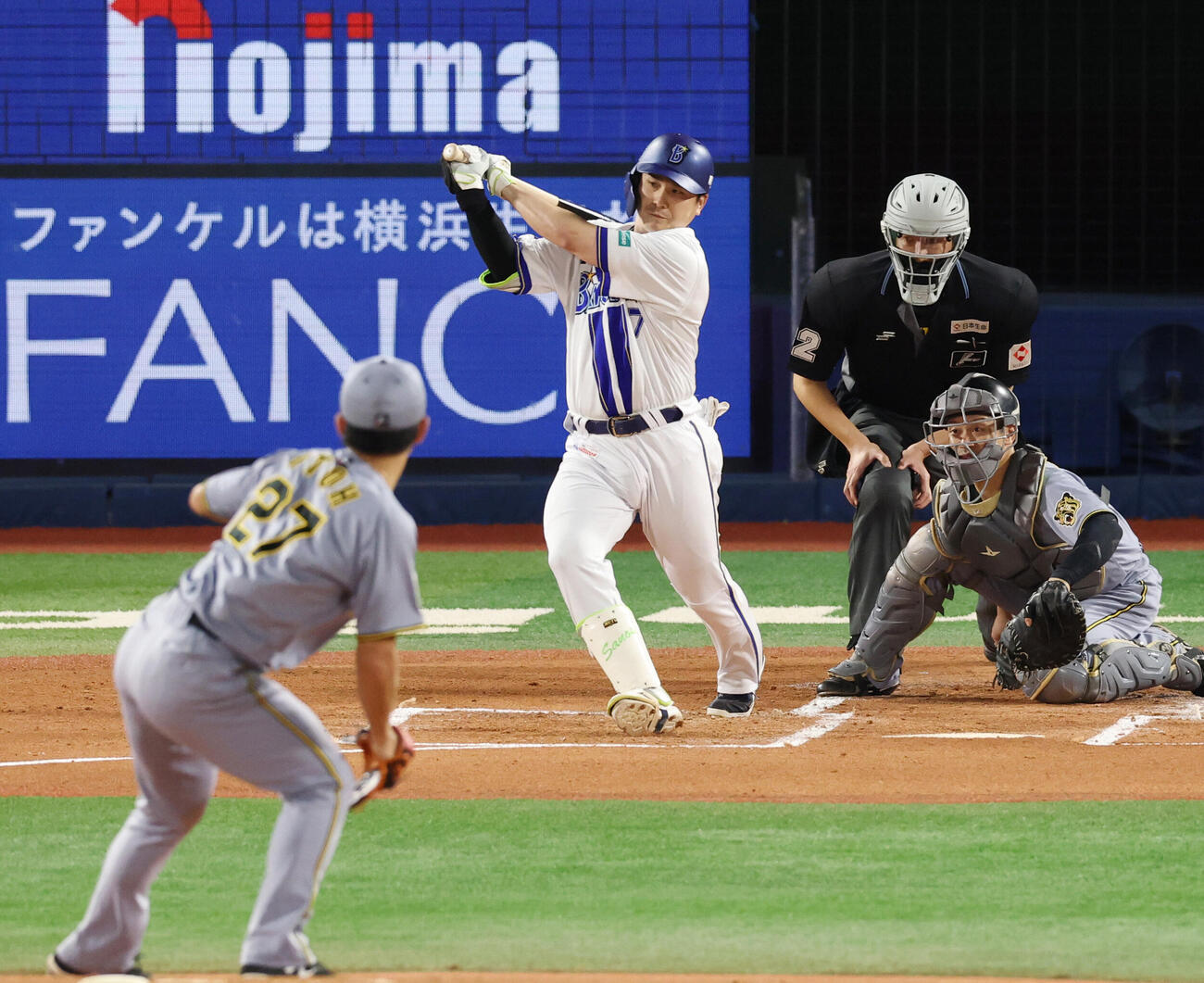DeNA対阪神　1回裏DeNA2死一、二塁、適時打を放つ佐野恵太。投手は伊藤将司（撮影・増田悦実）