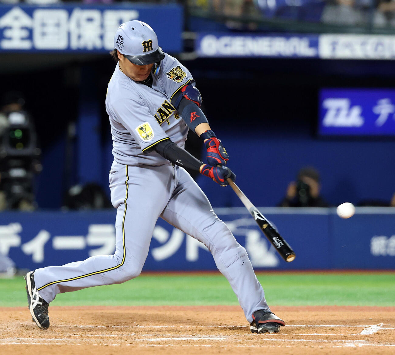DeNA対阪神　4回表阪神2死一塁、大山悠輔は適時二塁打を放つ（撮影・浅見桂子）