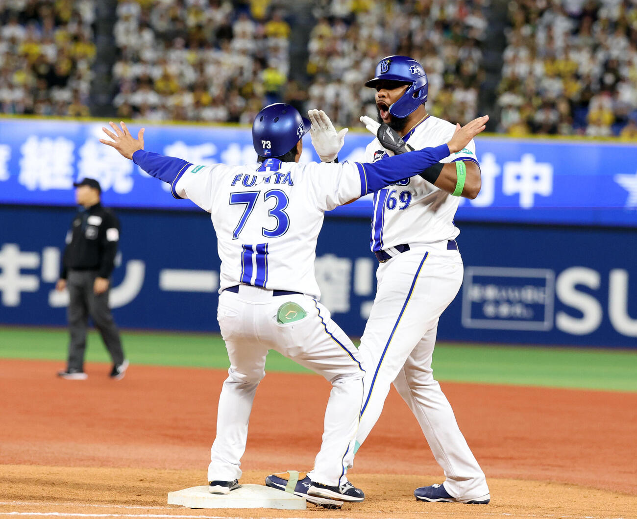 DeNA対阪神　11回裏DeNA1死一、二塁、エンカーナシオンはサヨナラ適時打を放ちハイタッチで喜ぶ（撮影・浅見桂子）