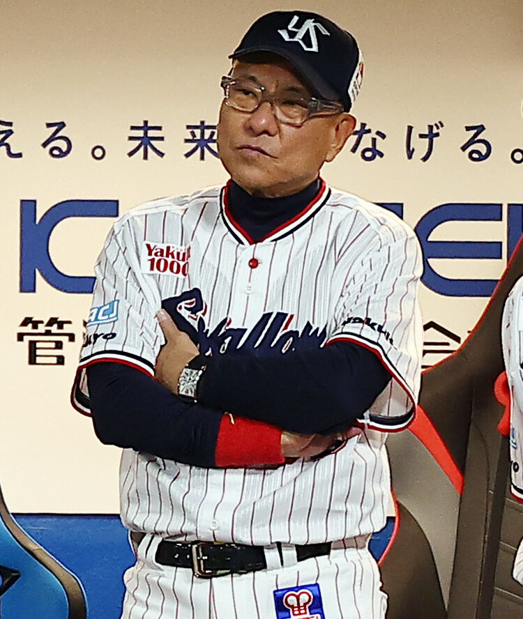 ヤクルト対広島　ベンチで浮かない表情をみせるヤクルト池山隆寛監督（撮影・野上伸悟）