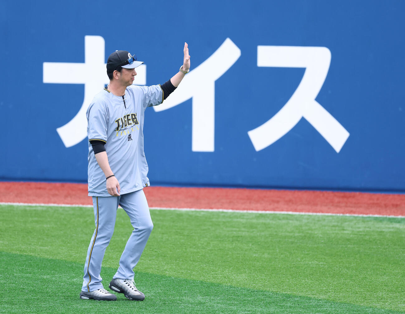 DeNA対阪神　ファンからの声に応える阪神藤川球児監督（撮影・増田悦実）