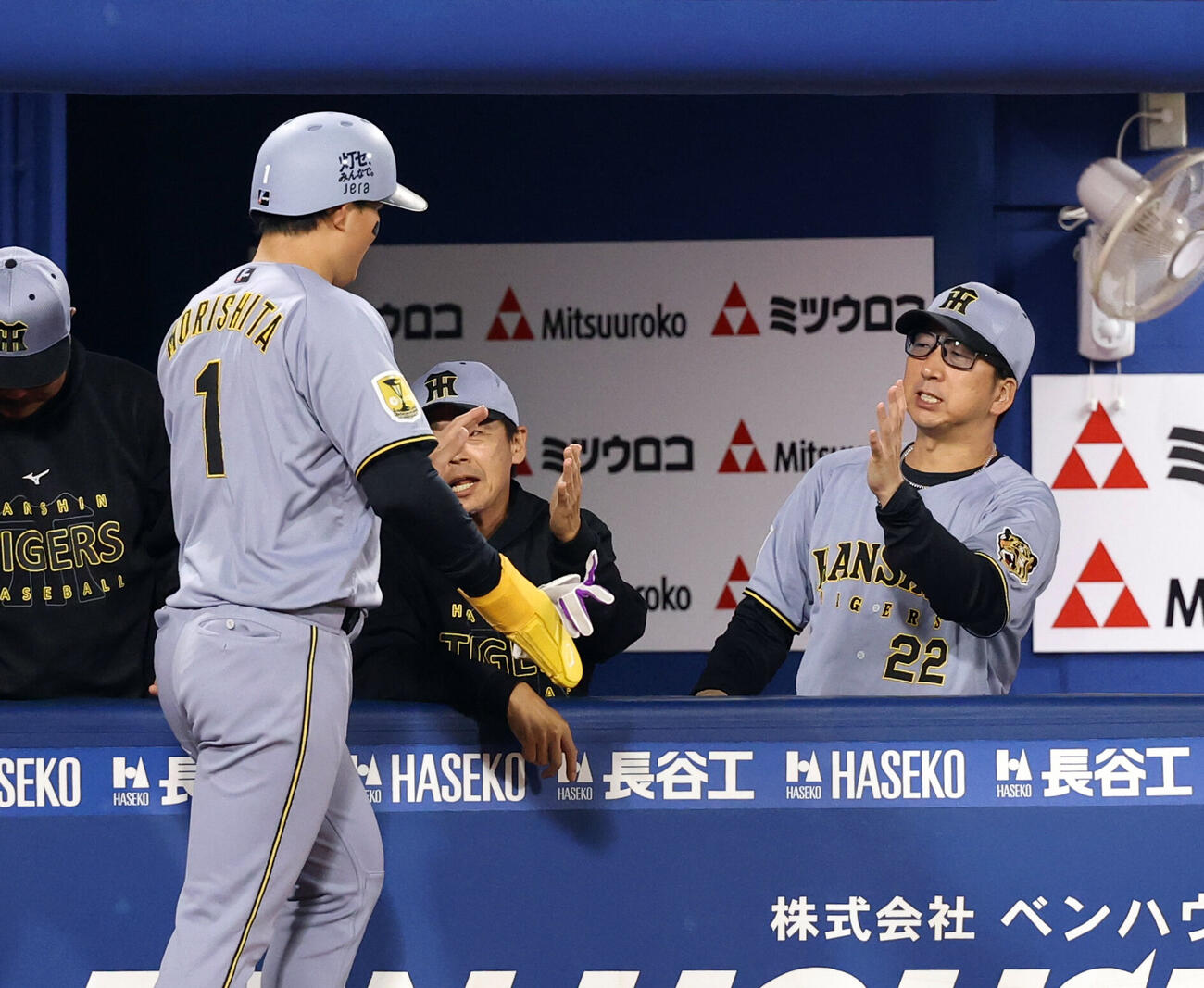 DeNA対阪神　4回表阪神2死一塁、大山悠輔の適時二塁打で生還した森下翔太（左）を迎える藤川球児監督（撮影・浅見桂子）