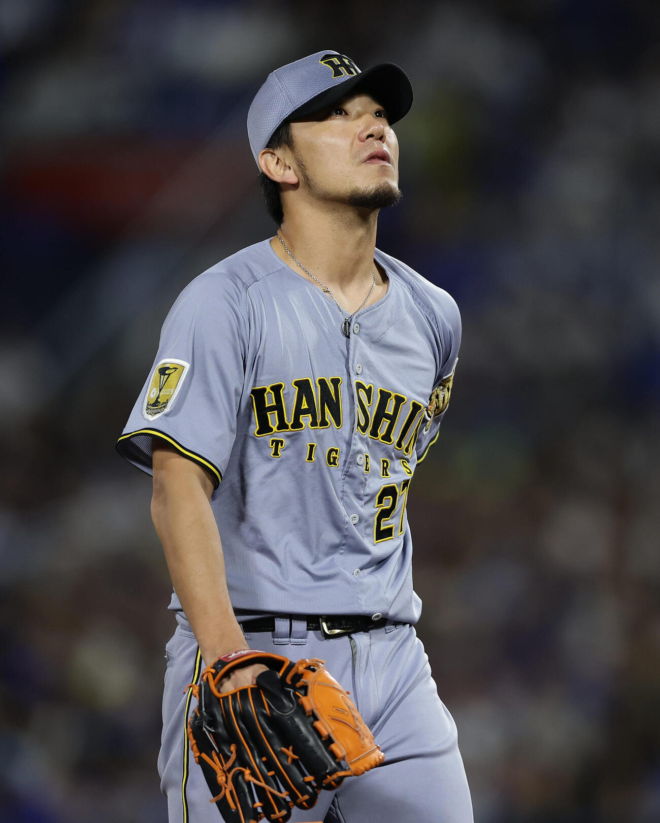 DeNA対阪神　2回裏を投げ終えベンチに戻る阪神伊藤将司（撮影・前田充）