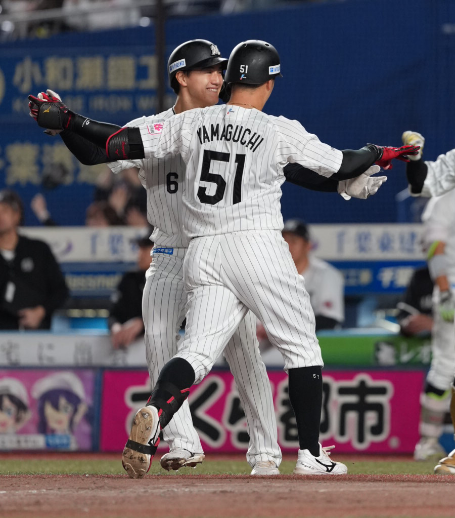 ロッテ対楽天　4回裏ロッテ無死一塁、山口航輝は左越えに逆転の2点本塁打を放ち西川史礁（左）の祝福を受ける（撮影・小沢裕）