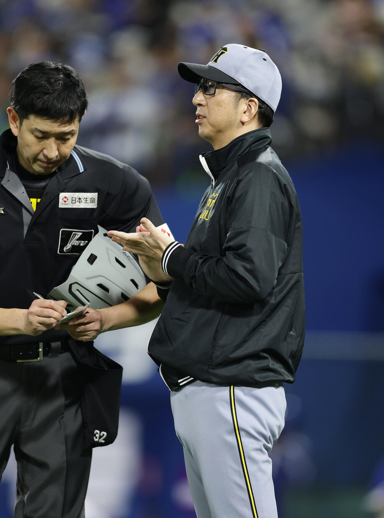 DeNA対阪神　8回表を終え、選手交代を告げる阪神藤川球児監督（撮影・前田充）