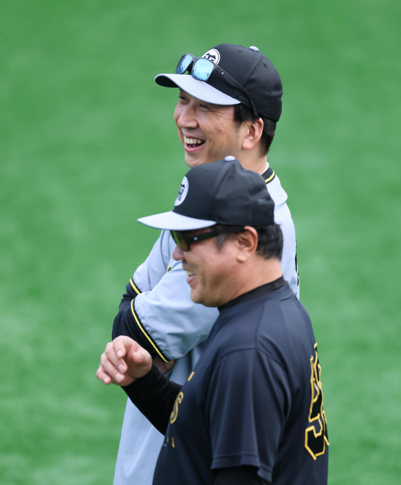 DeNA対阪神　片山大樹コーチと笑顔で話をする阪神藤川球児監督（撮影・増田悦実）