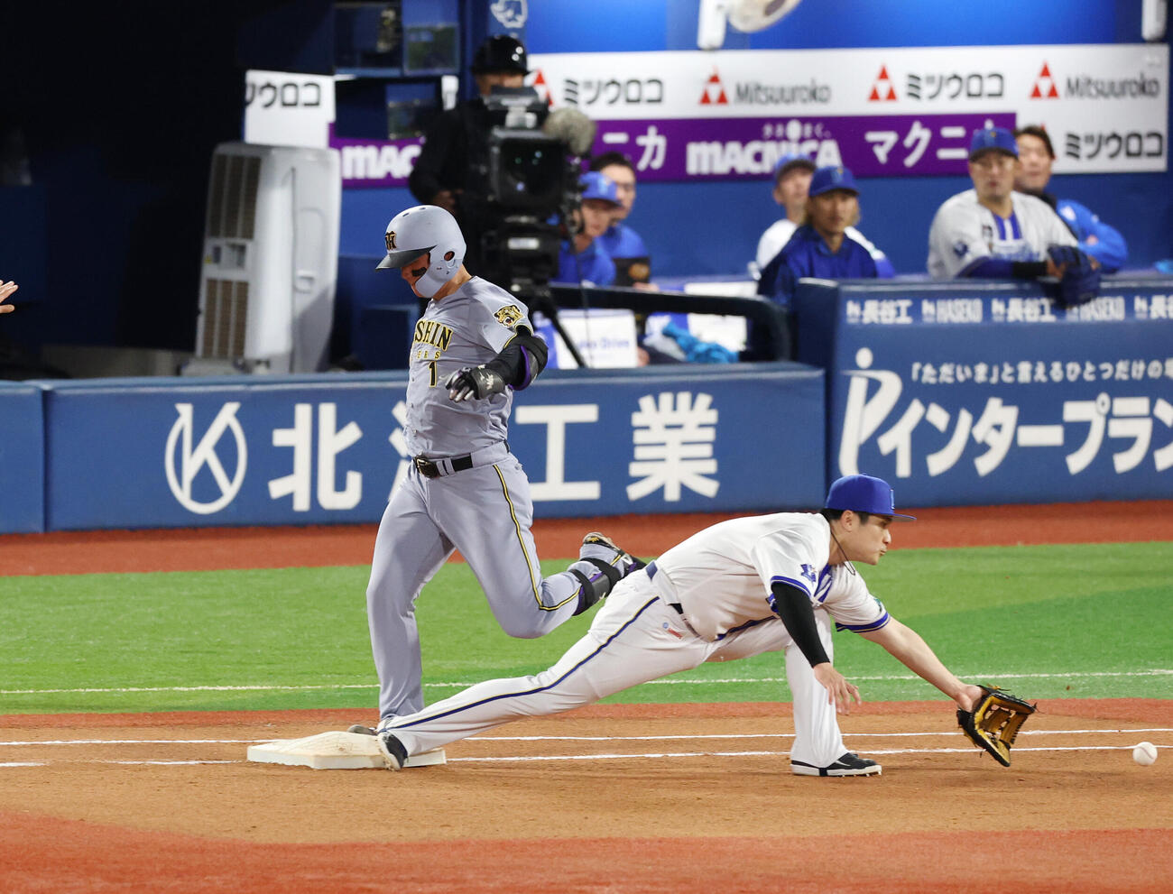DeNA対阪神　4回表阪神1死、内野安打を放つ森下翔太（撮影・増田悦実）